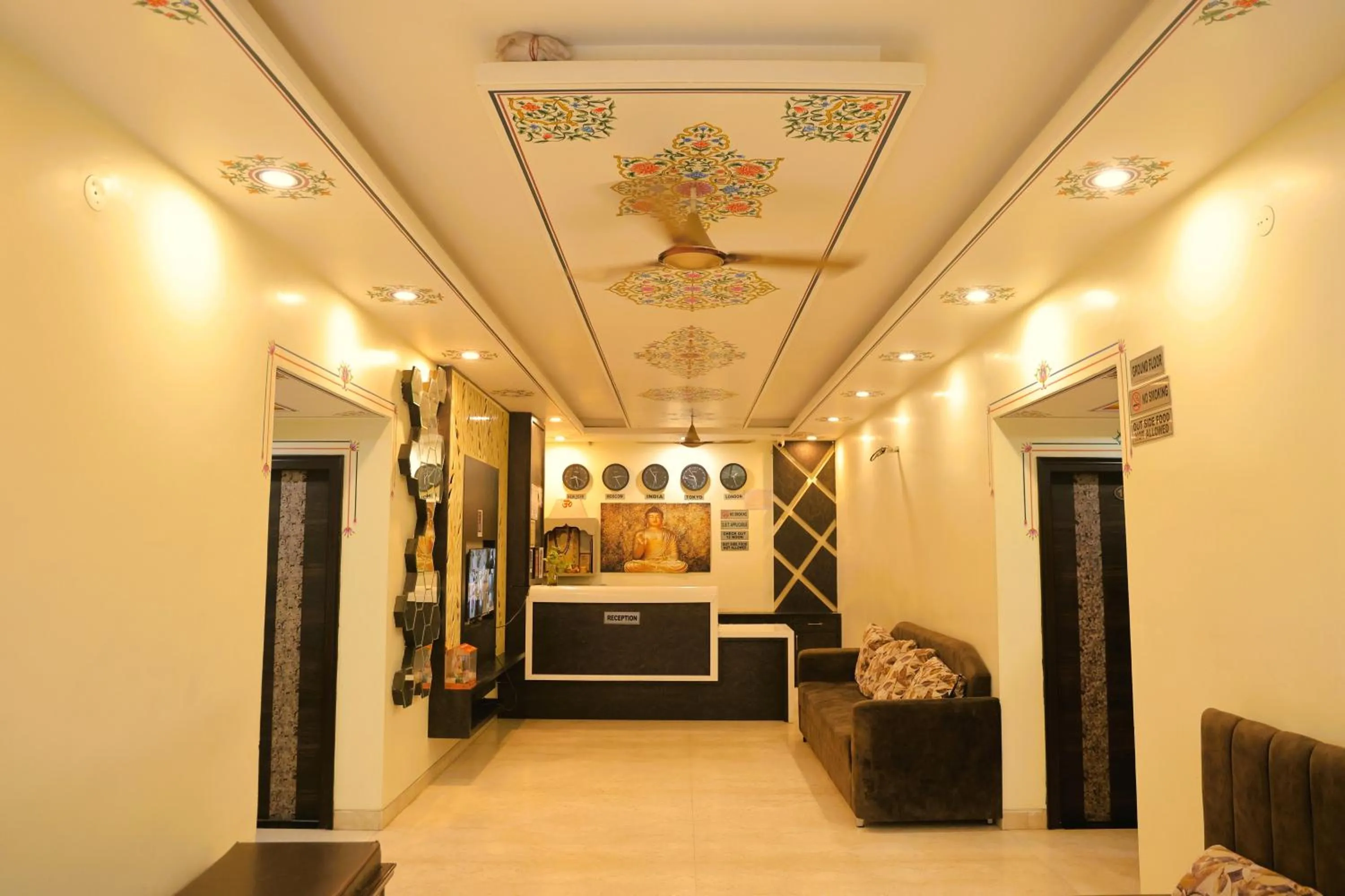 Lobby or reception in Hotel Pulse Inn- Near Jaipur Railway Station