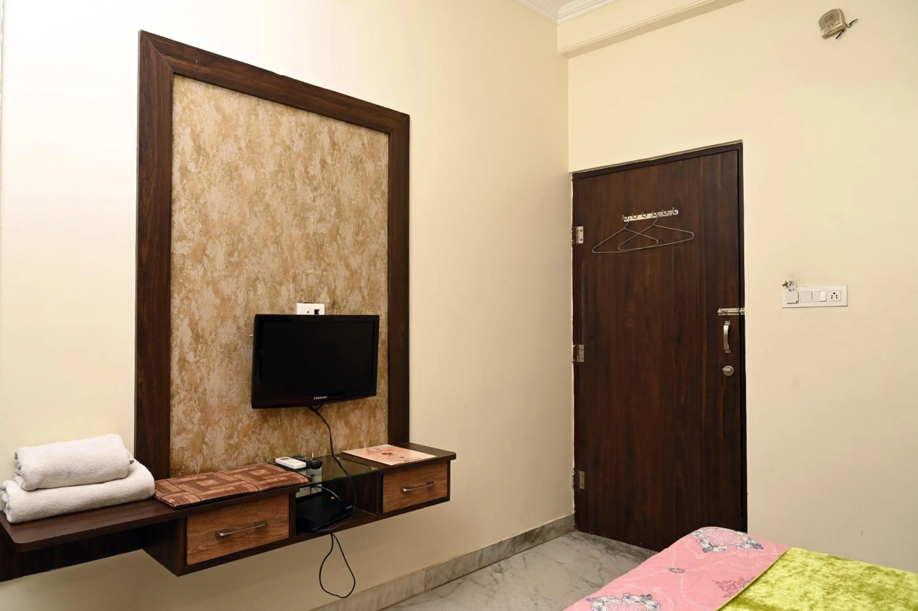 Communal lounge/ TV room, Bed in Hotel Pulse Inn- Near Jaipur Railway Station