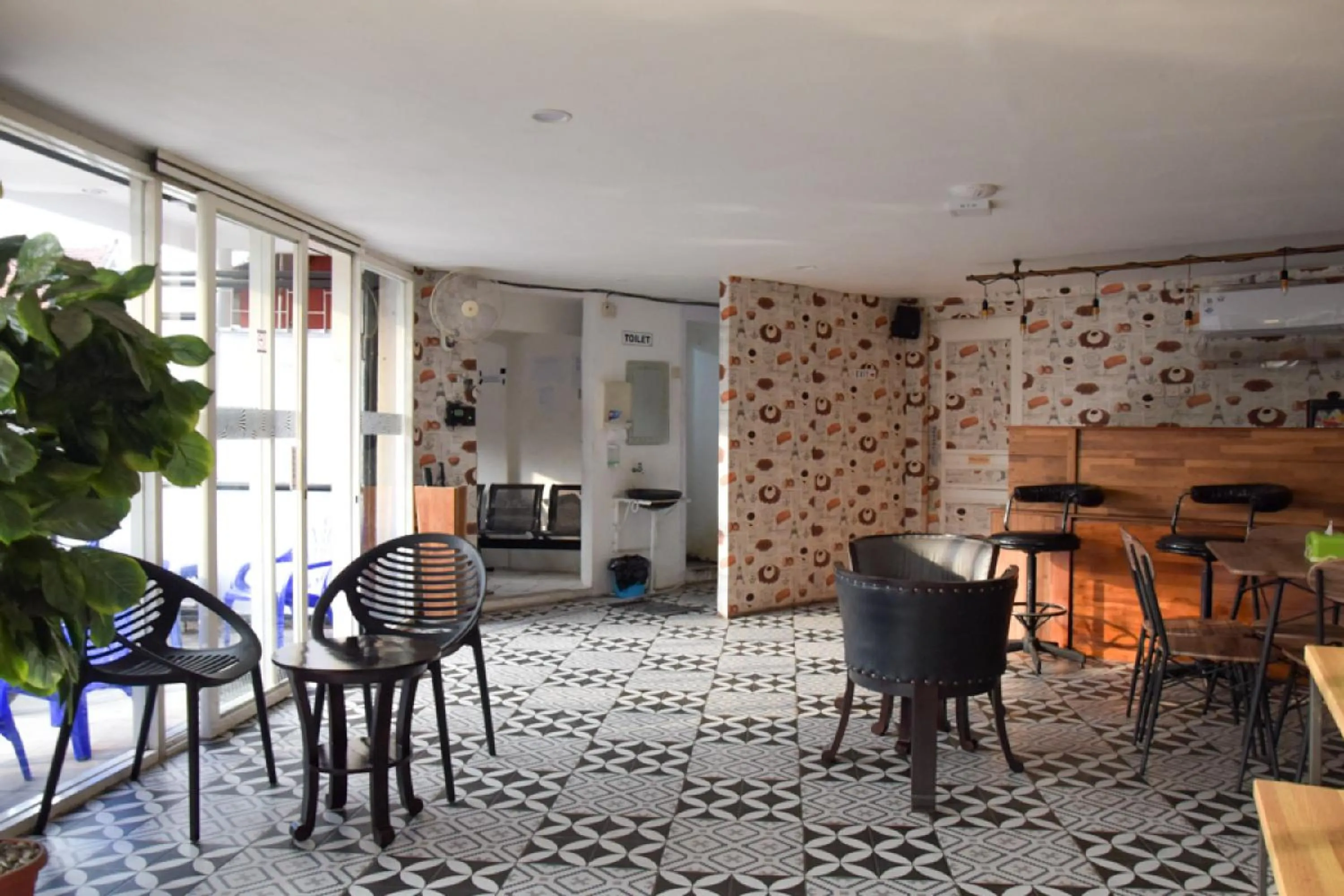 Living room in RedDoorz near Pelabuhan Tanjung Perak 2 Surabaya