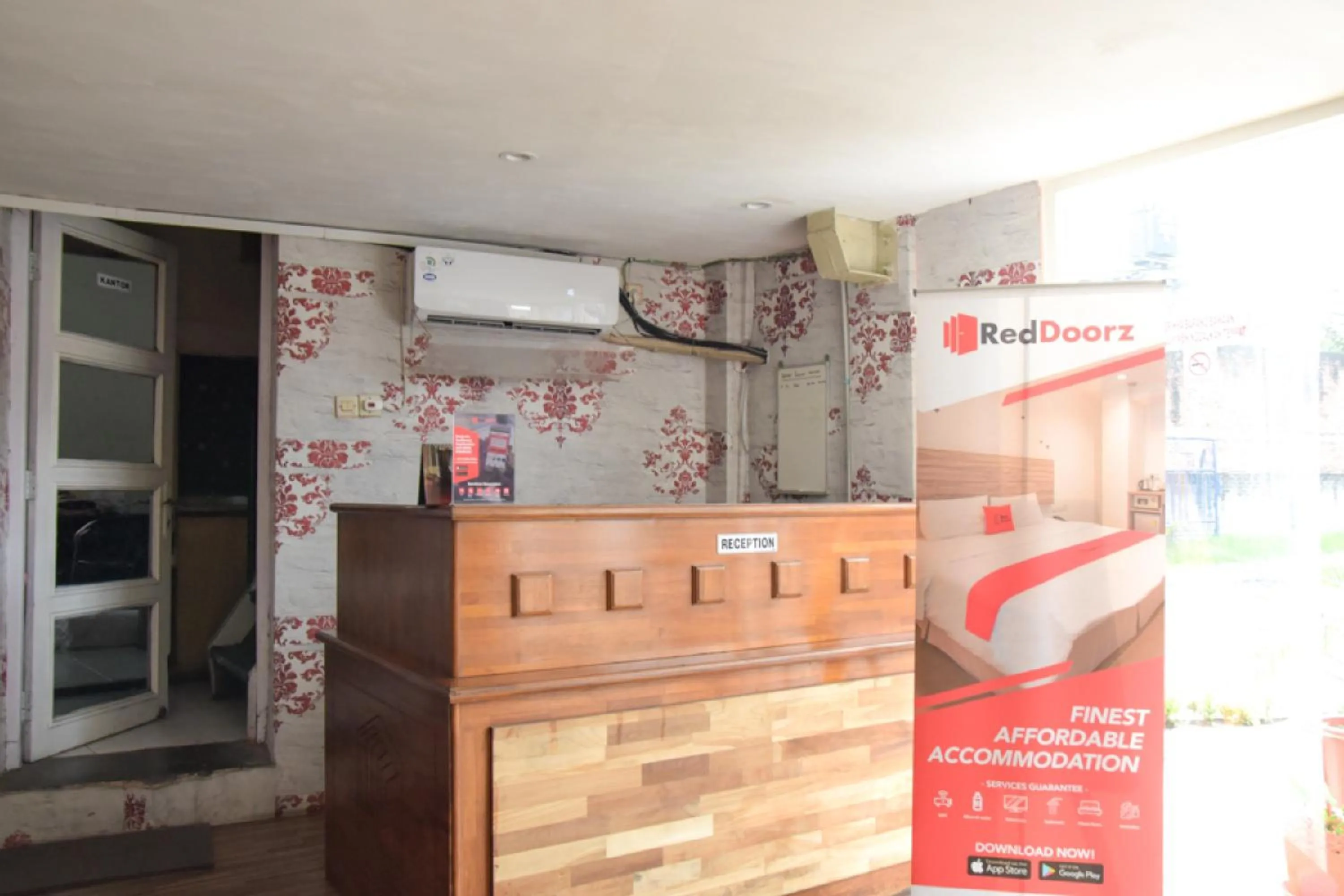 Lobby or reception in RedDoorz near Pelabuhan Tanjung Perak 2 Surabaya