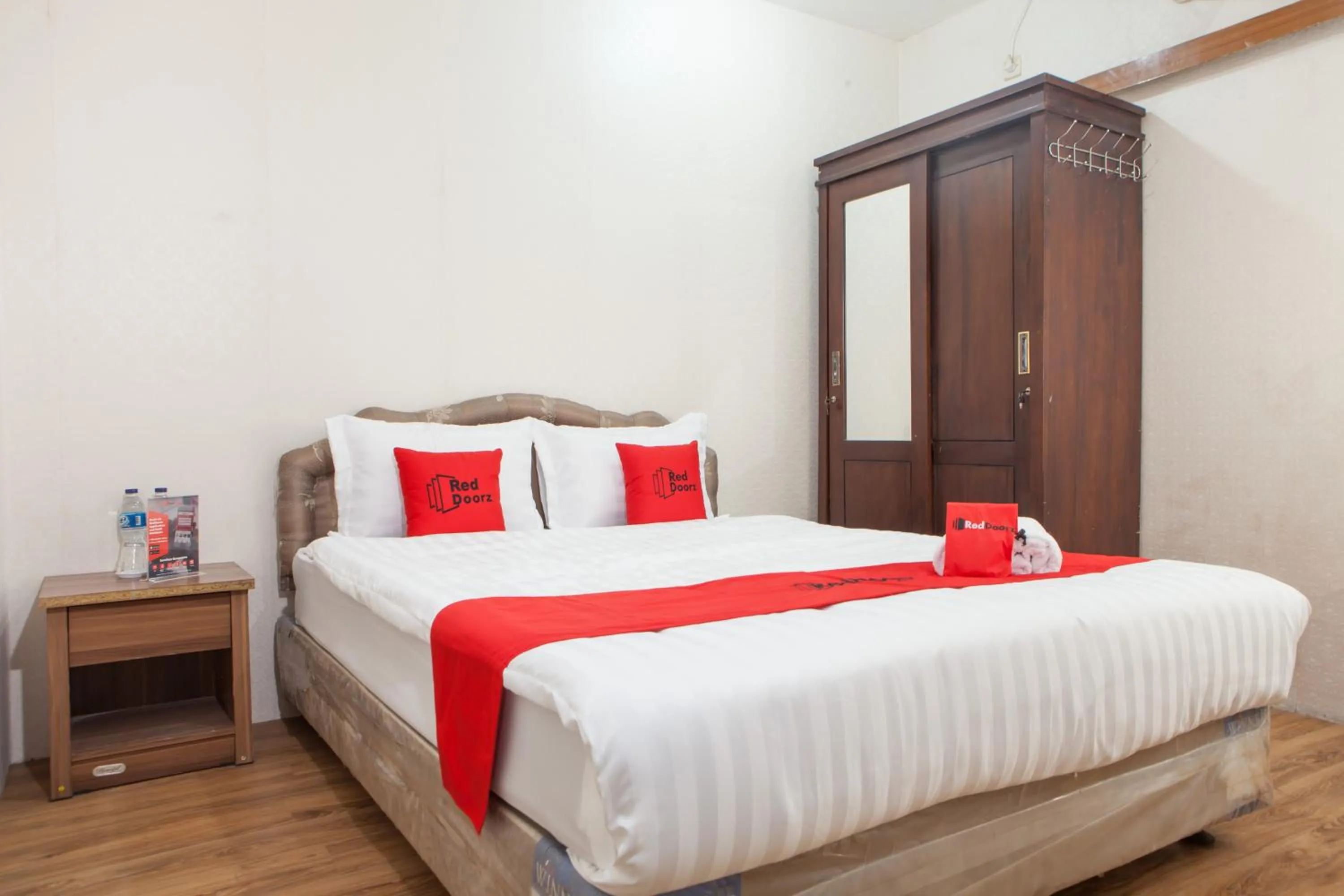 Photo of the whole room, Bed in RedDoorz near Pelabuhan Tanjung Perak 2 Surabaya