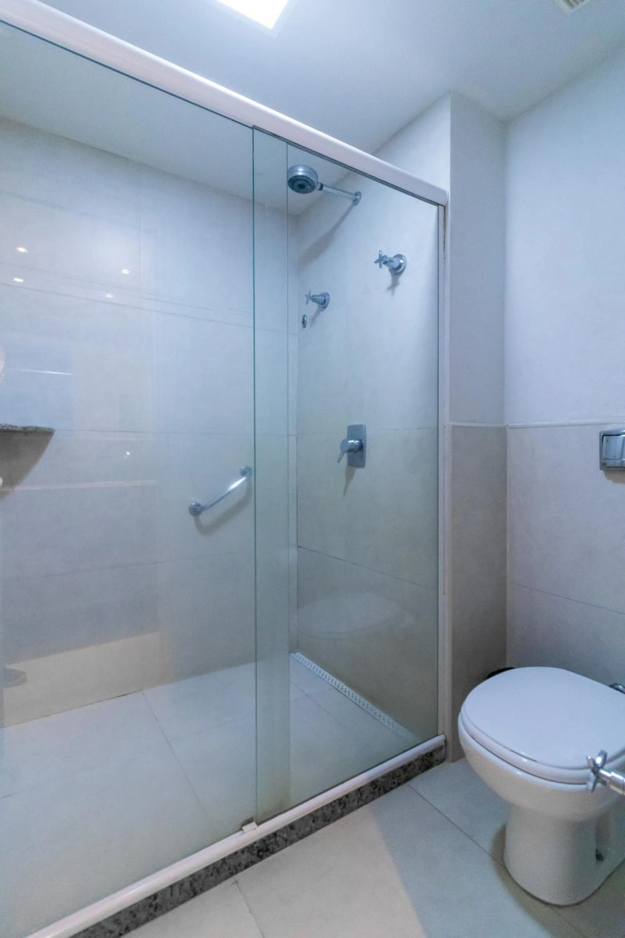 Shower in Sotero Hotel by Castelo Itaipava