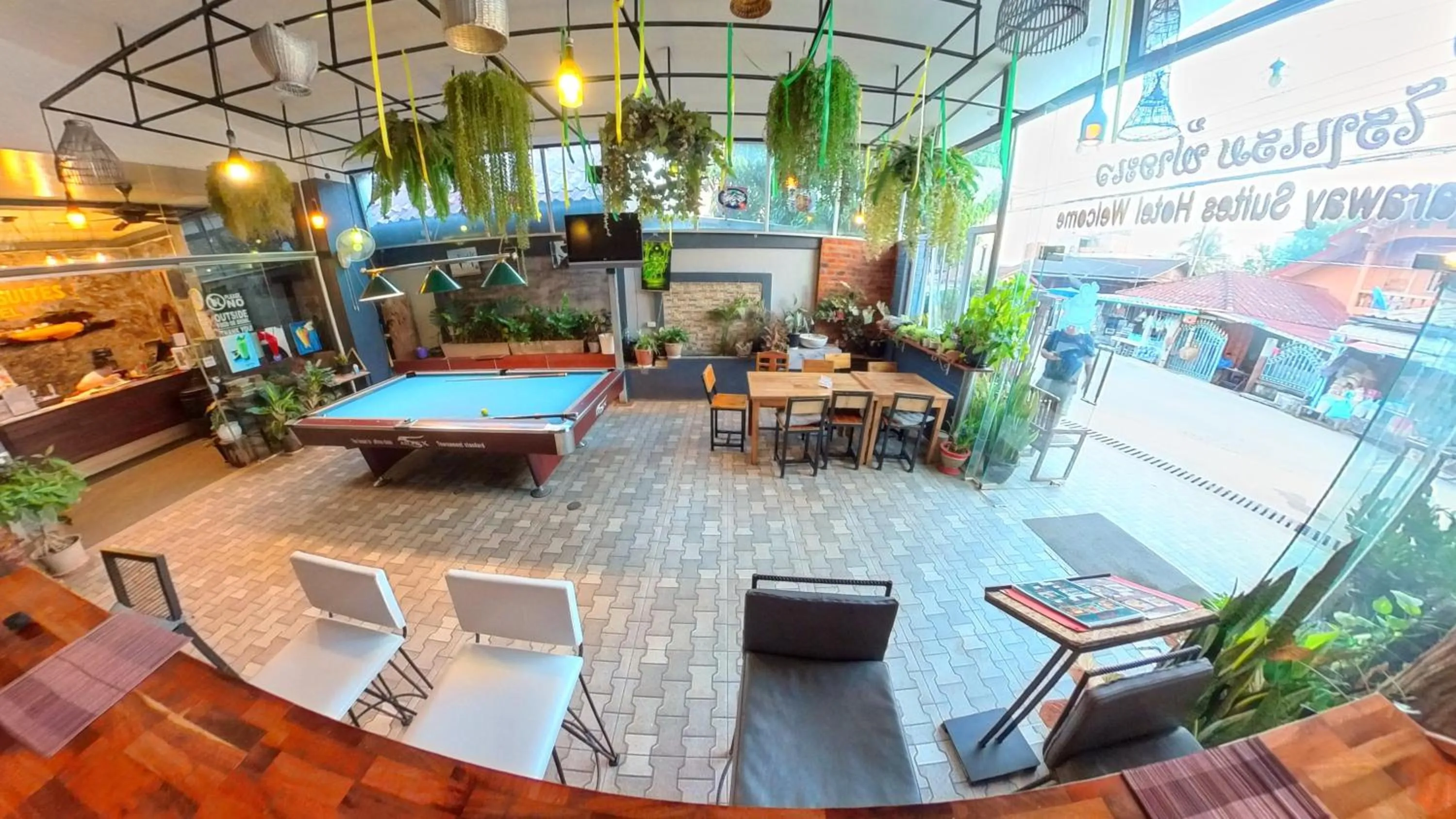 Restaurant/places to eat in FARAWAY SUITES