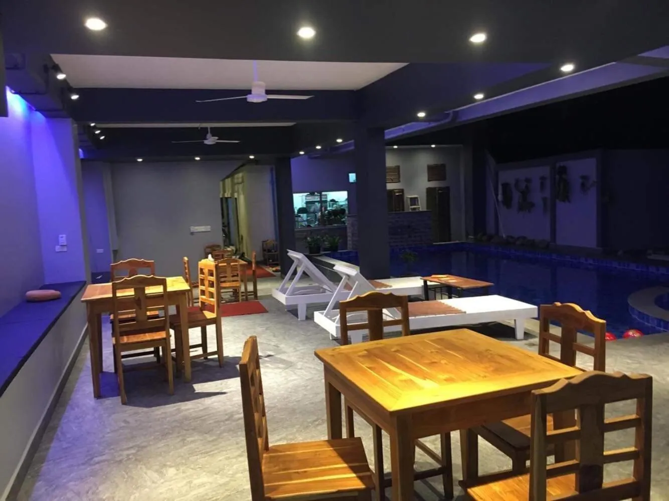 Restaurant/places to eat in FARAWAY SUITES