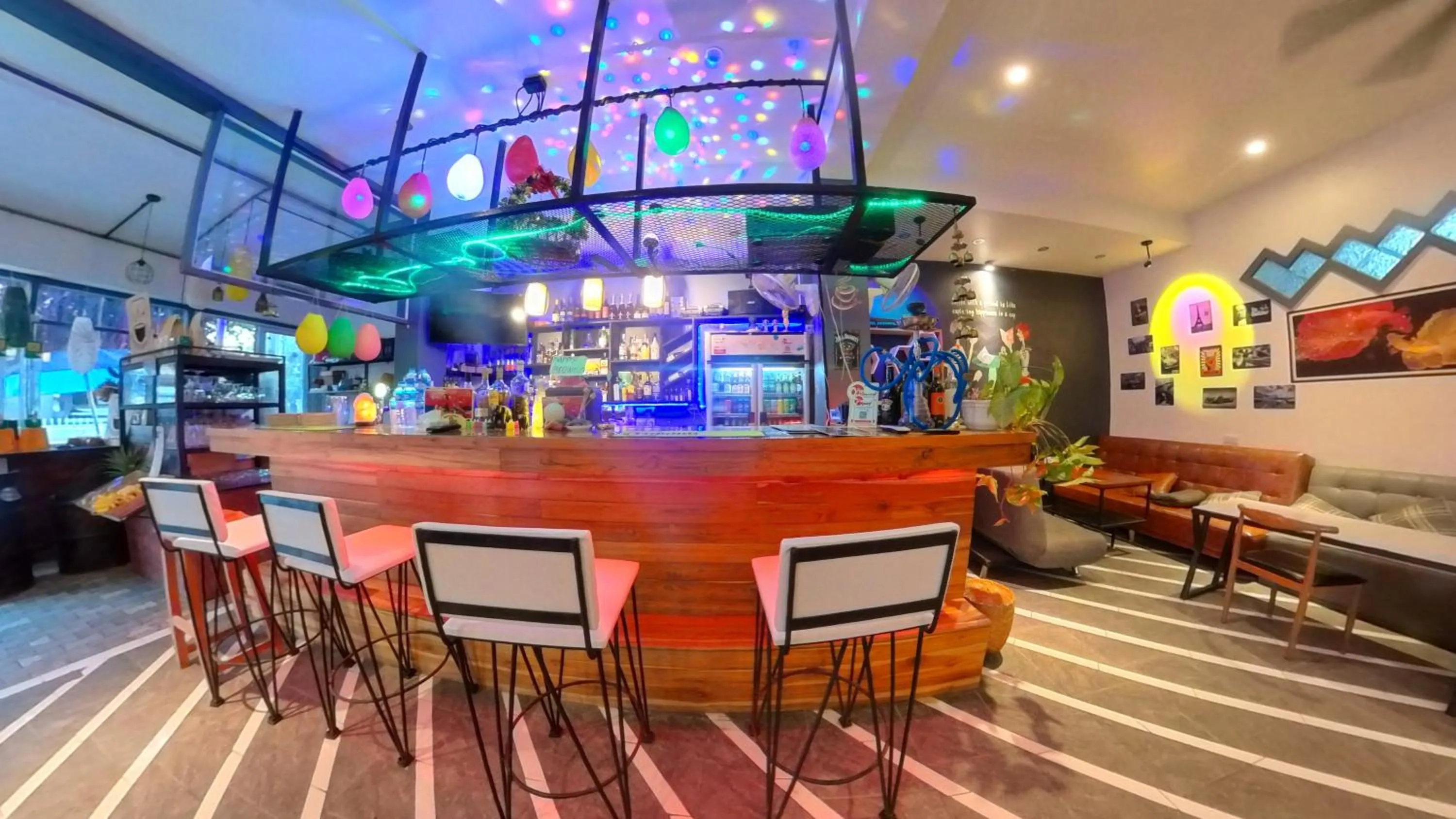 Restaurant/places to eat in FARAWAY SUITES