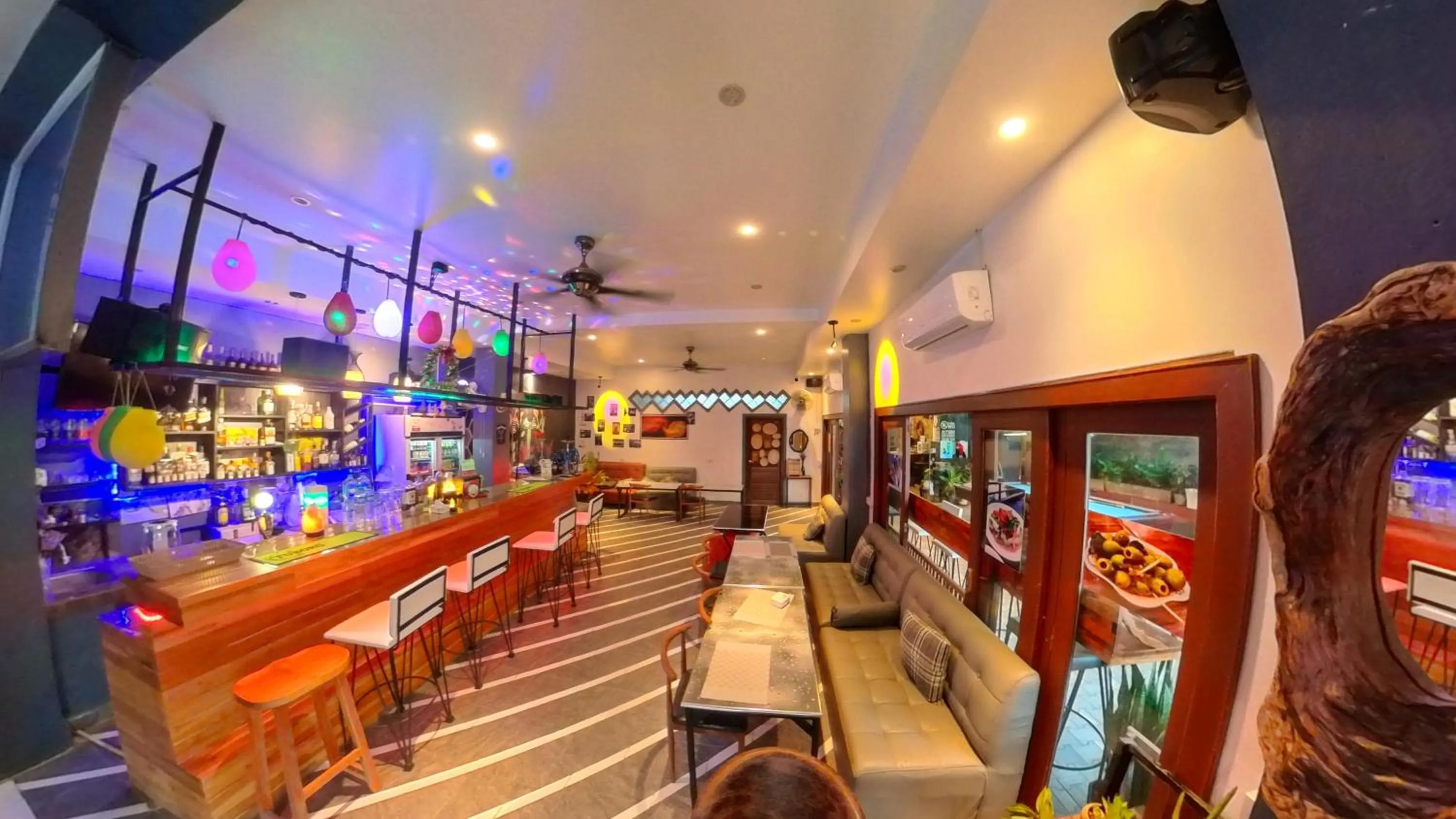 Restaurant/places to eat in FARAWAY SUITES