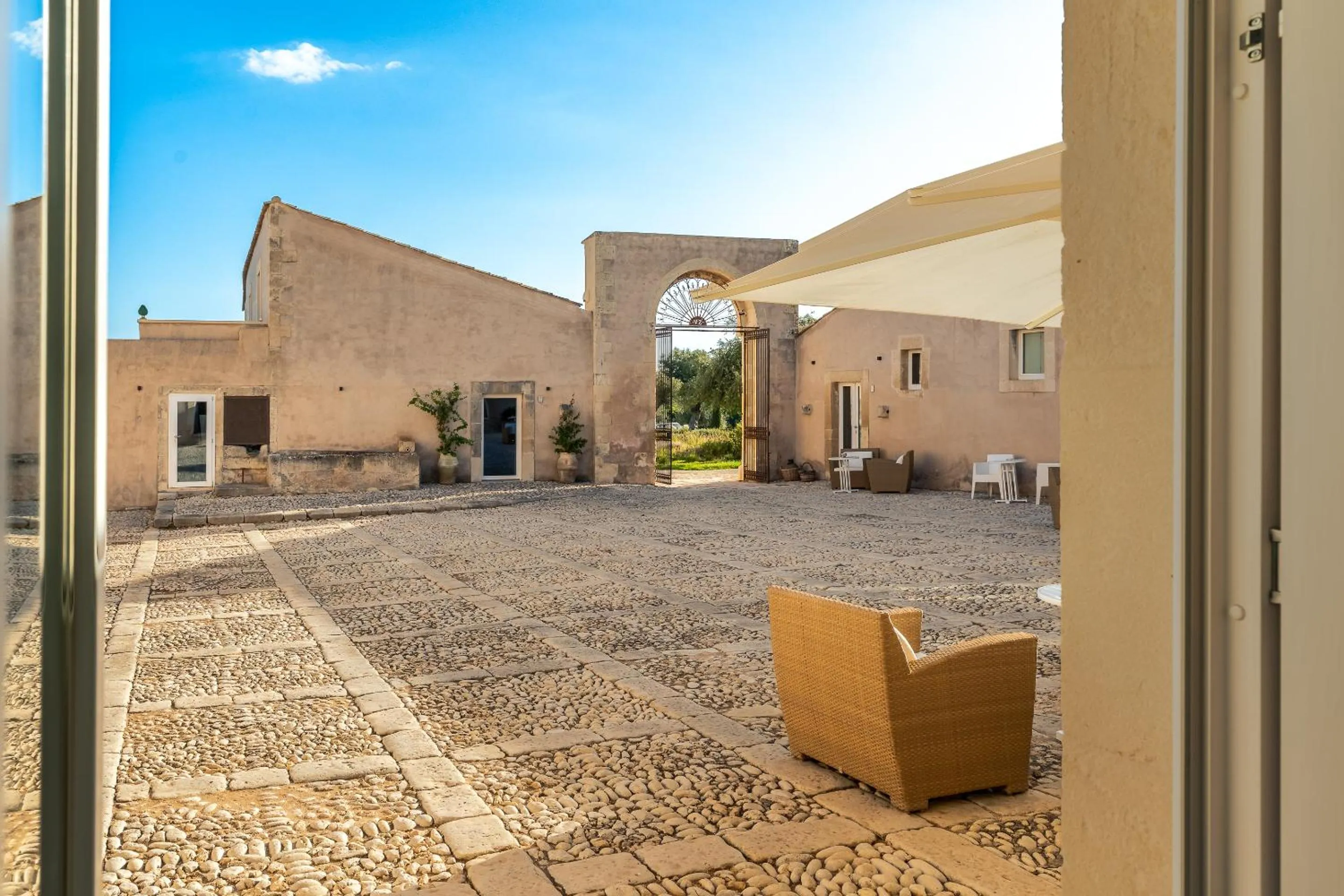 Inner courtyard view in Ballium Luxury Relais
