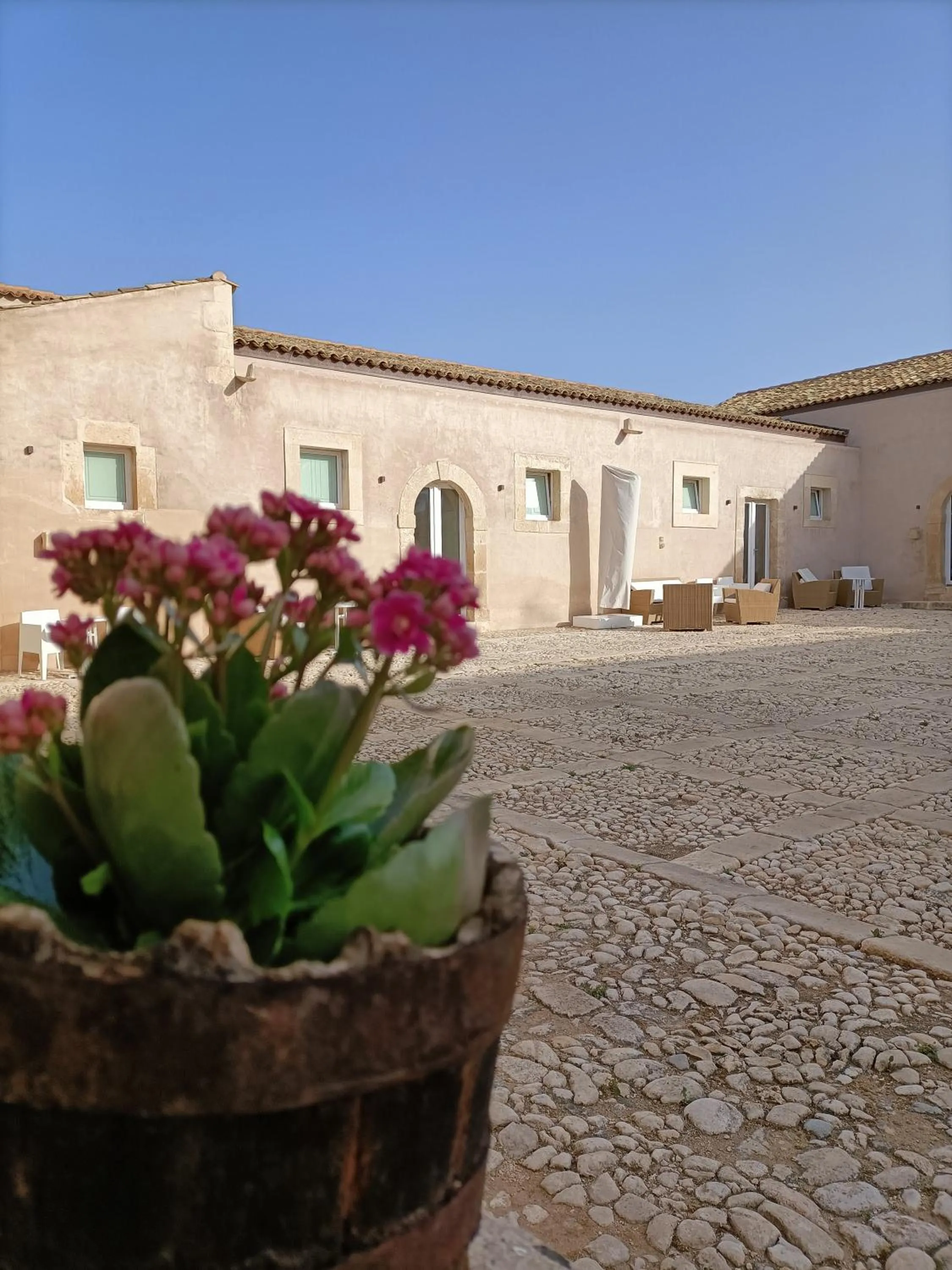 Inner courtyard view in Ballium Luxury Relais
