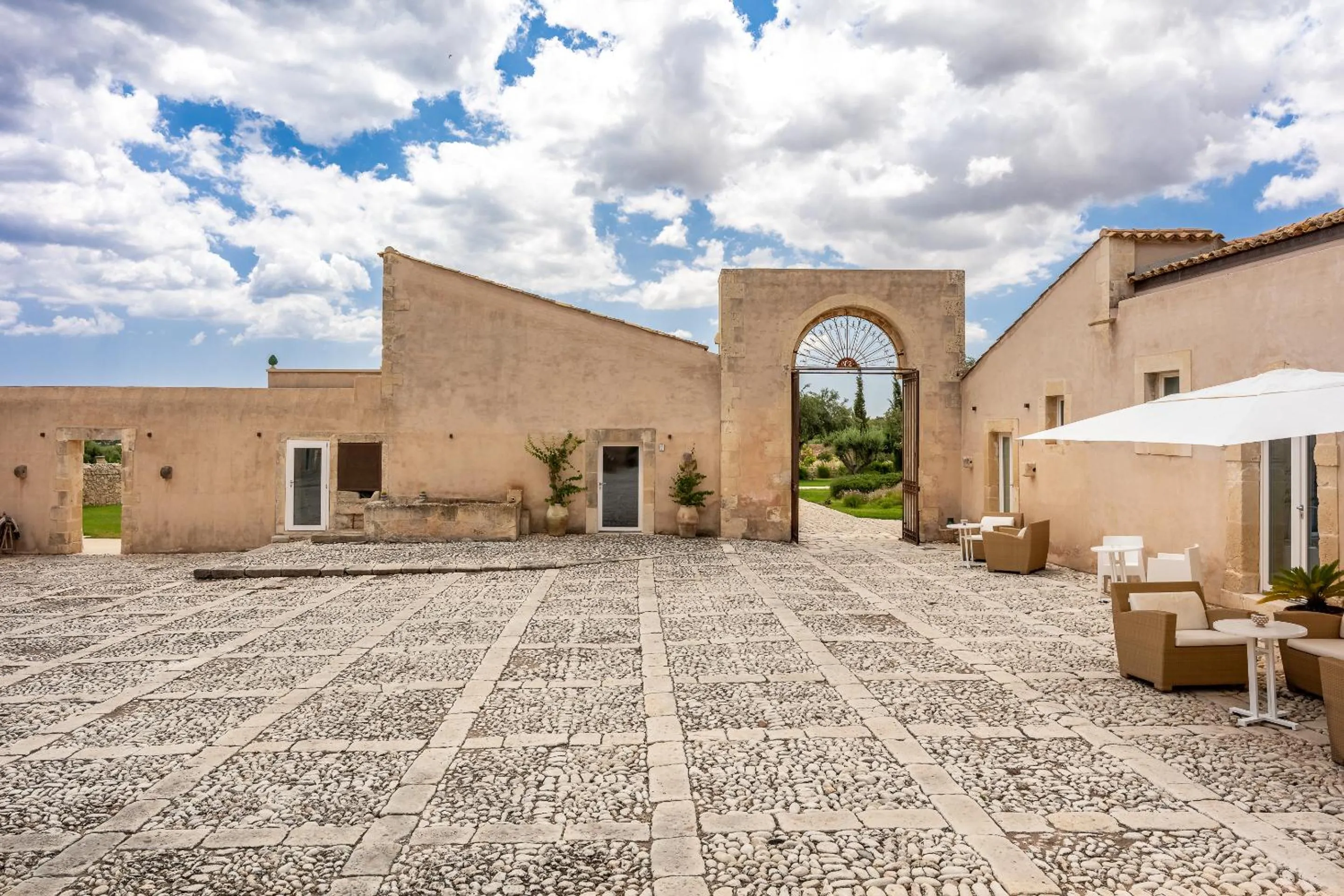 Inner courtyard view in Ballium Luxury Relais
