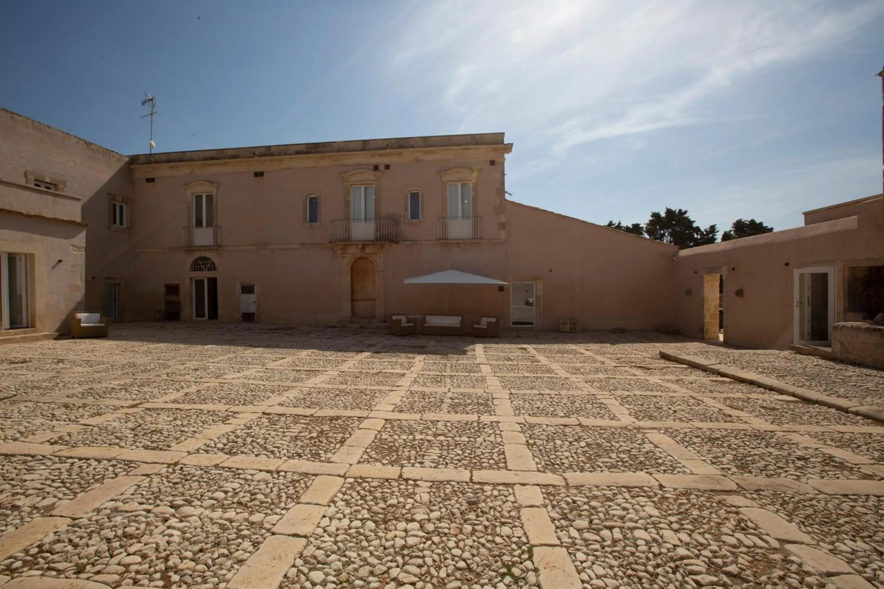 Inner courtyard view in Ballium Luxury Relais