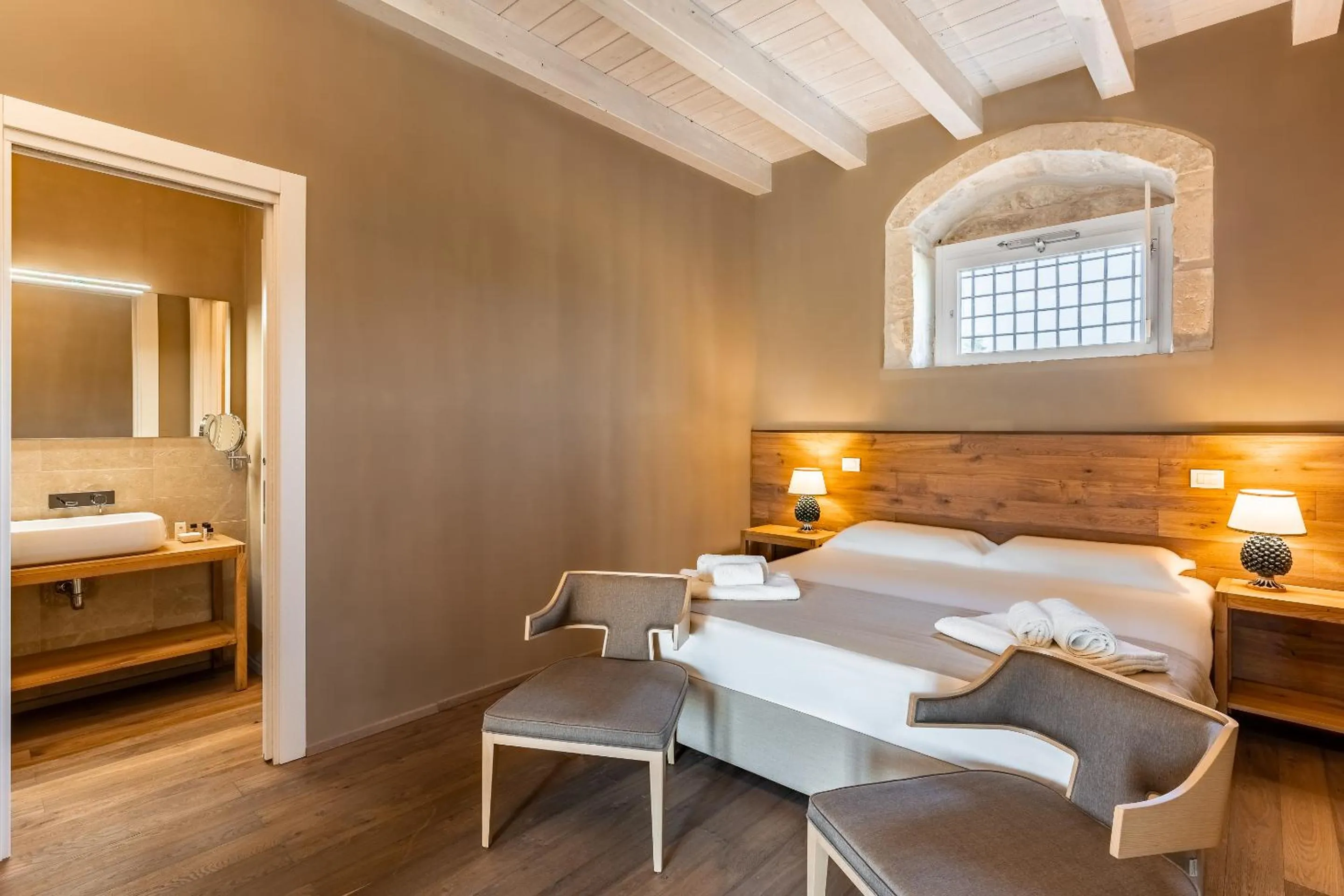 Photo of the whole room, Bed in Ballium Luxury Relais