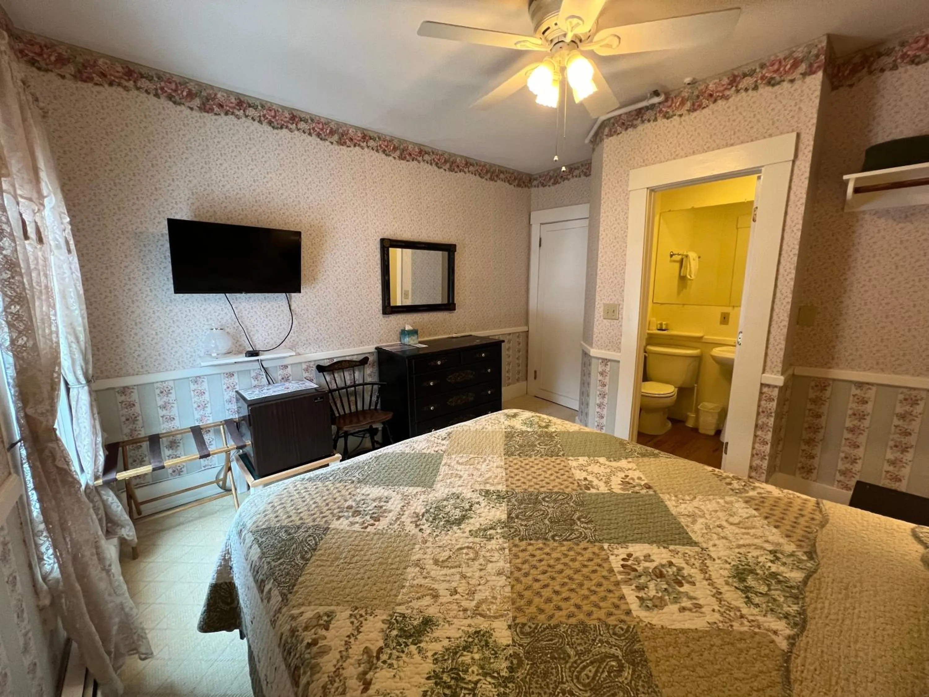 Bed in Echo Lake Inn