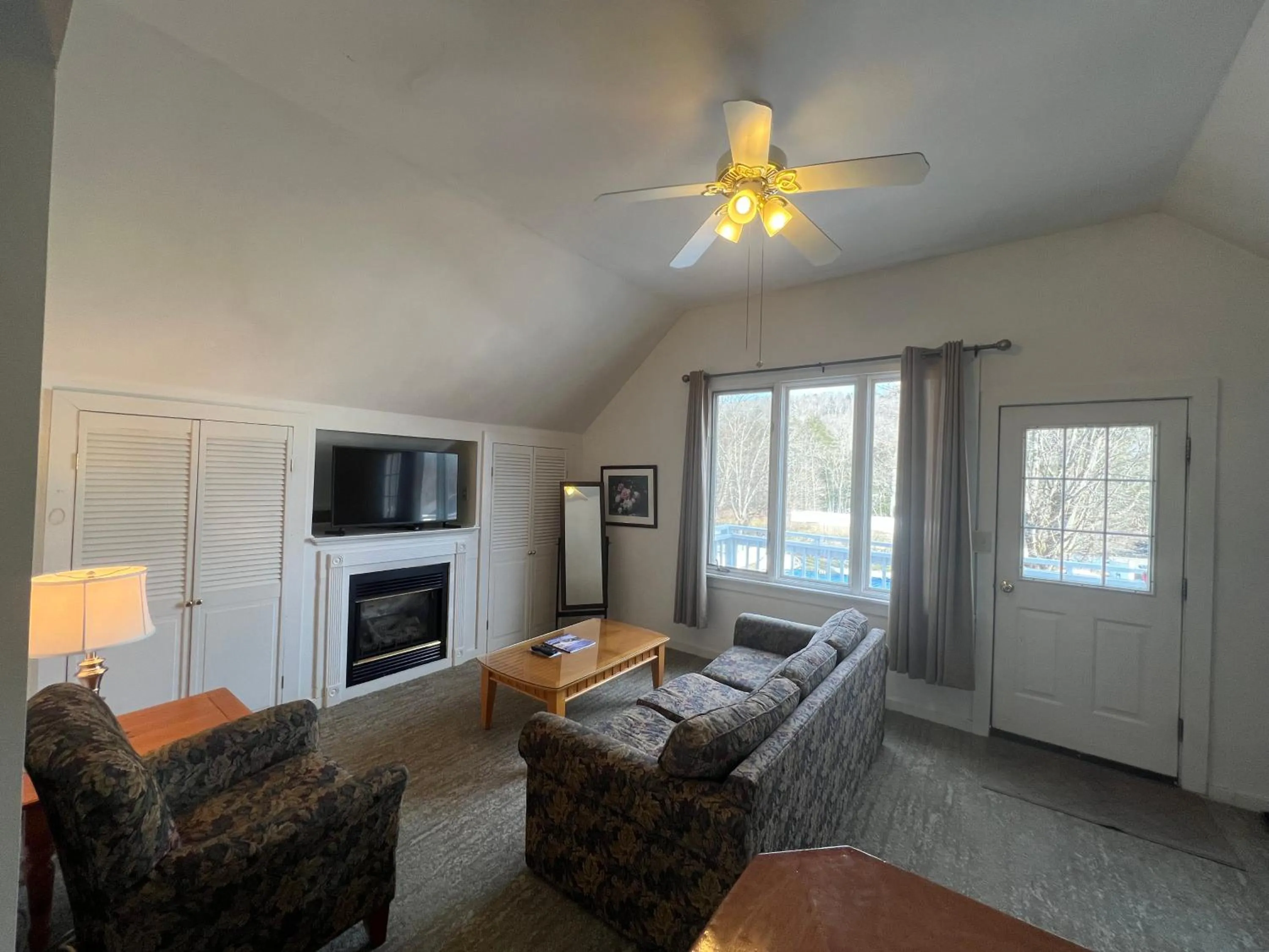 Communal lounge/ TV room in Echo Lake Inn