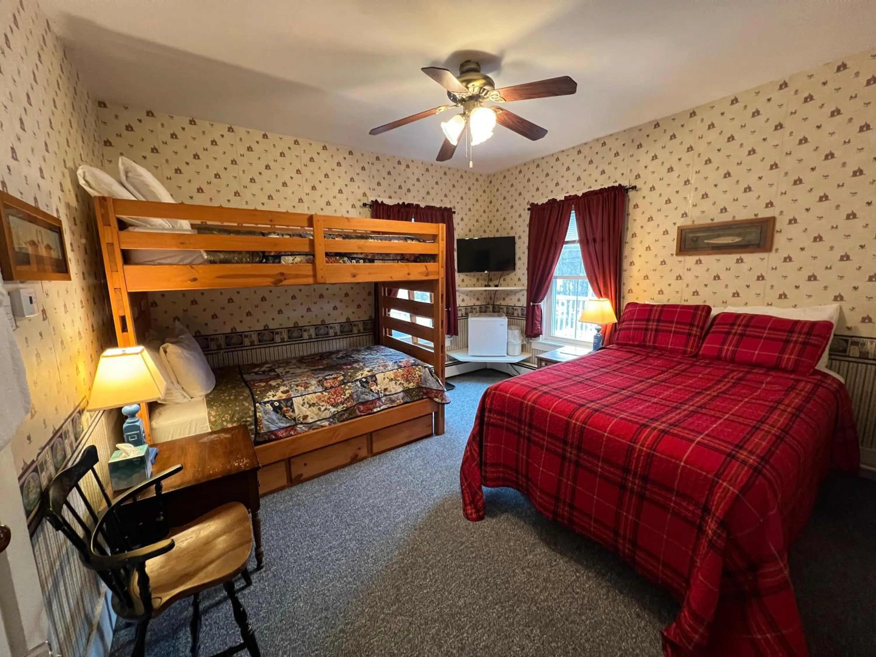 Bed in Echo Lake Inn