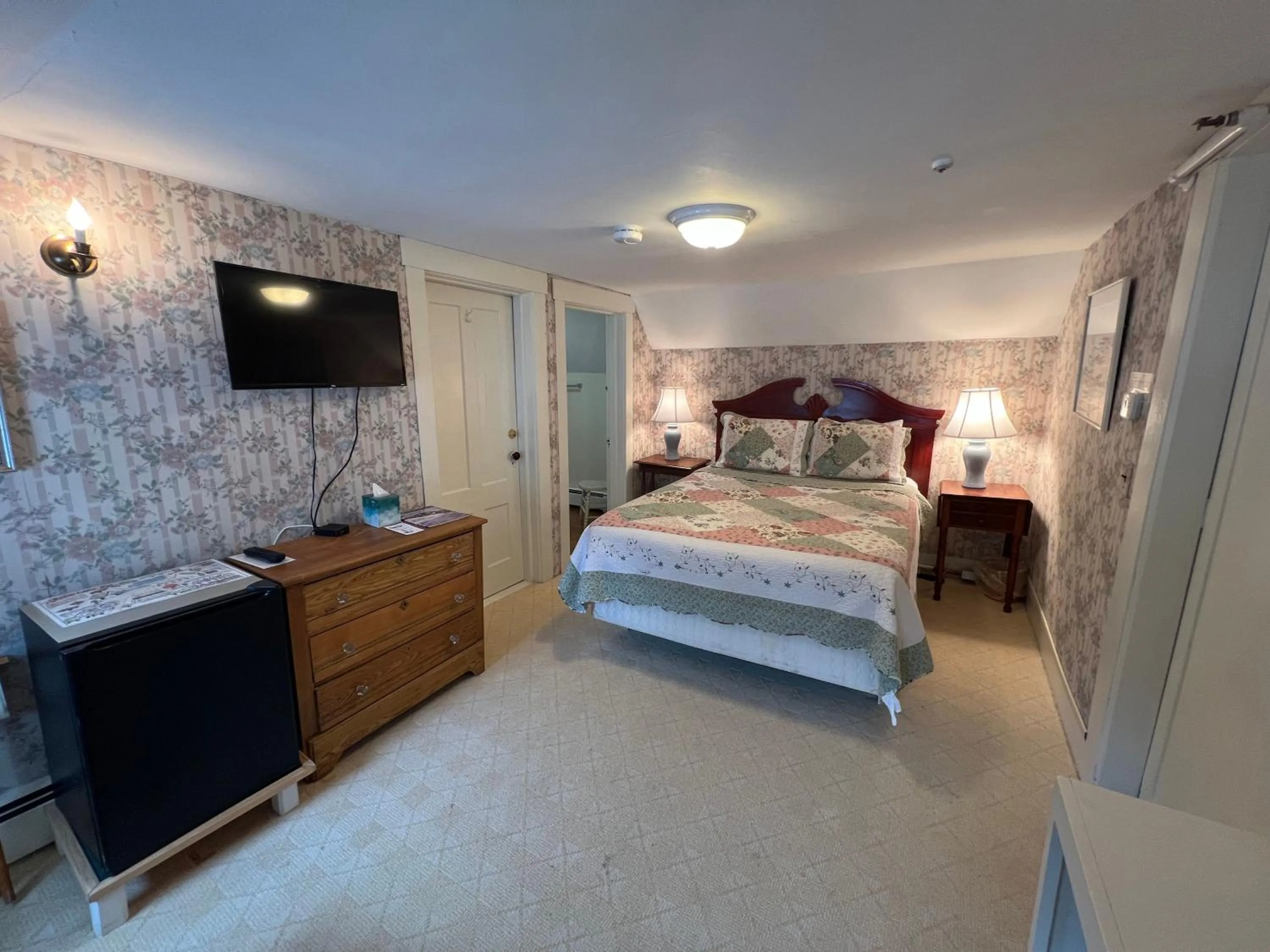 Bed in Echo Lake Inn