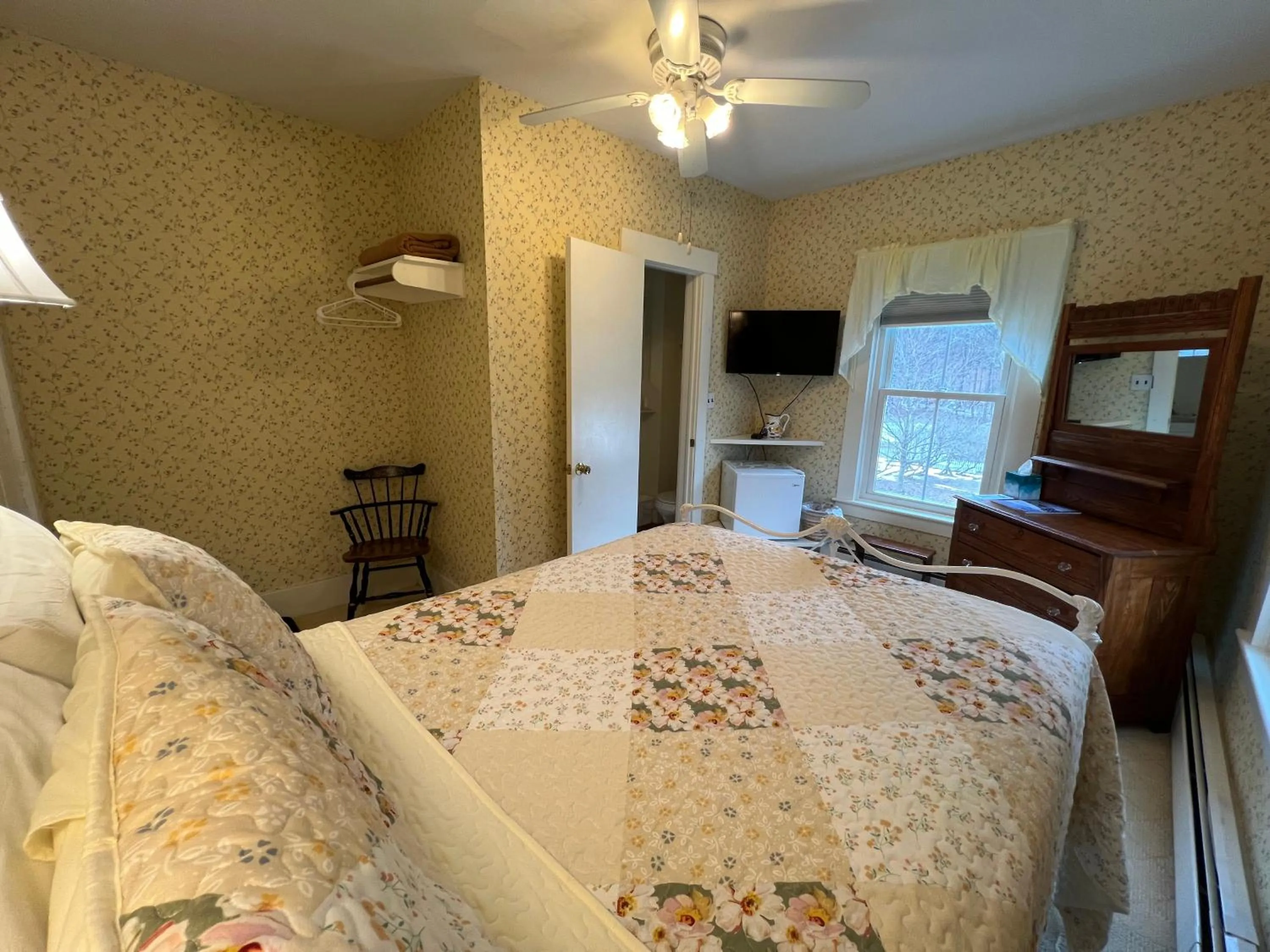 Bed in Echo Lake Inn