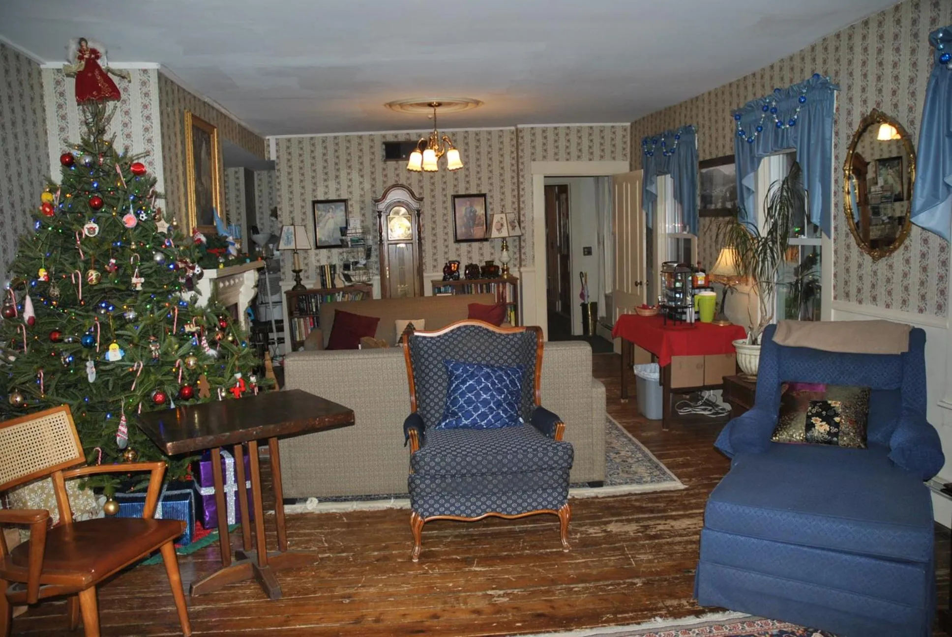 Communal lounge/ TV room in Echo Lake Inn