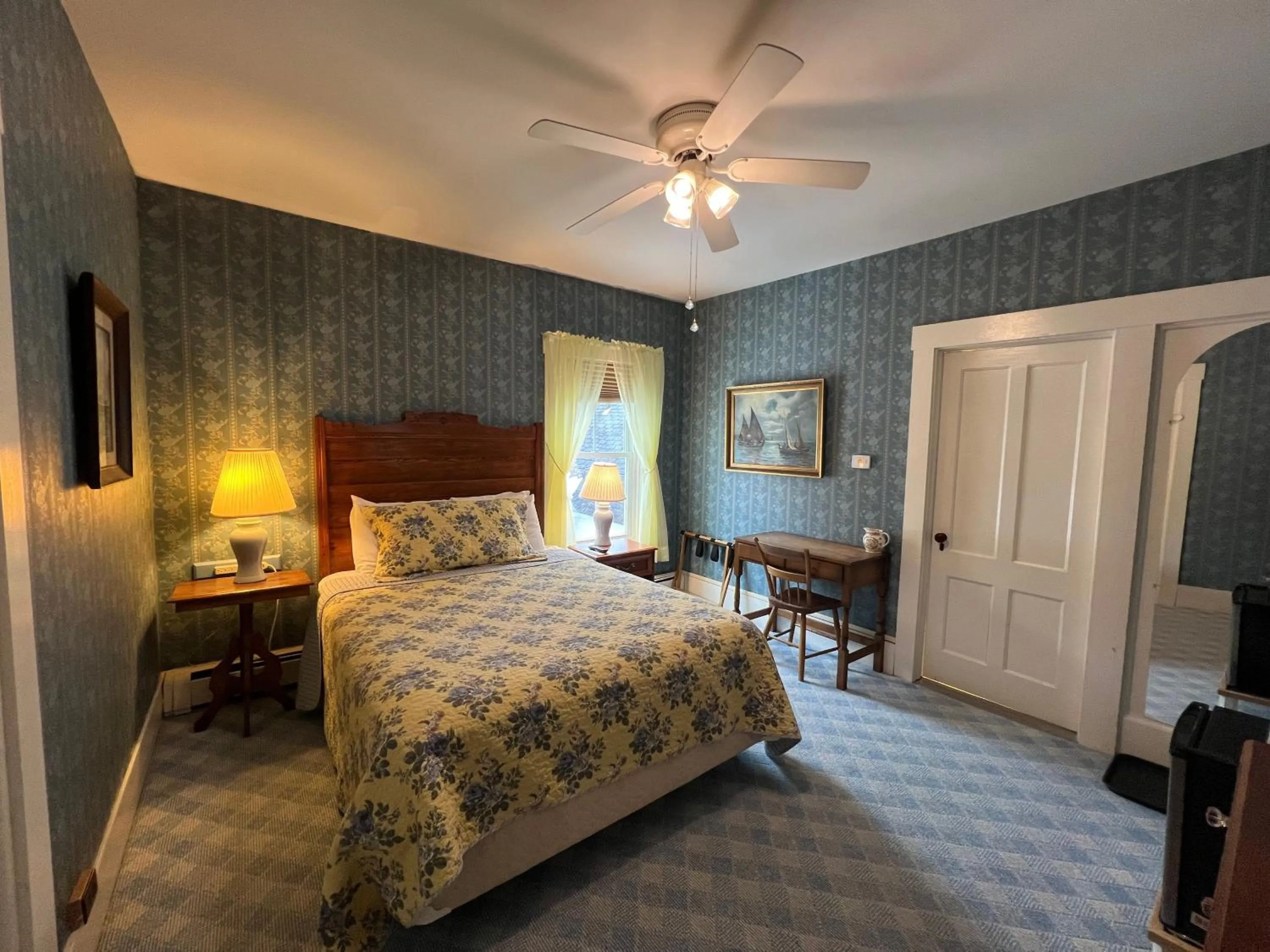 Bed in Echo Lake Inn