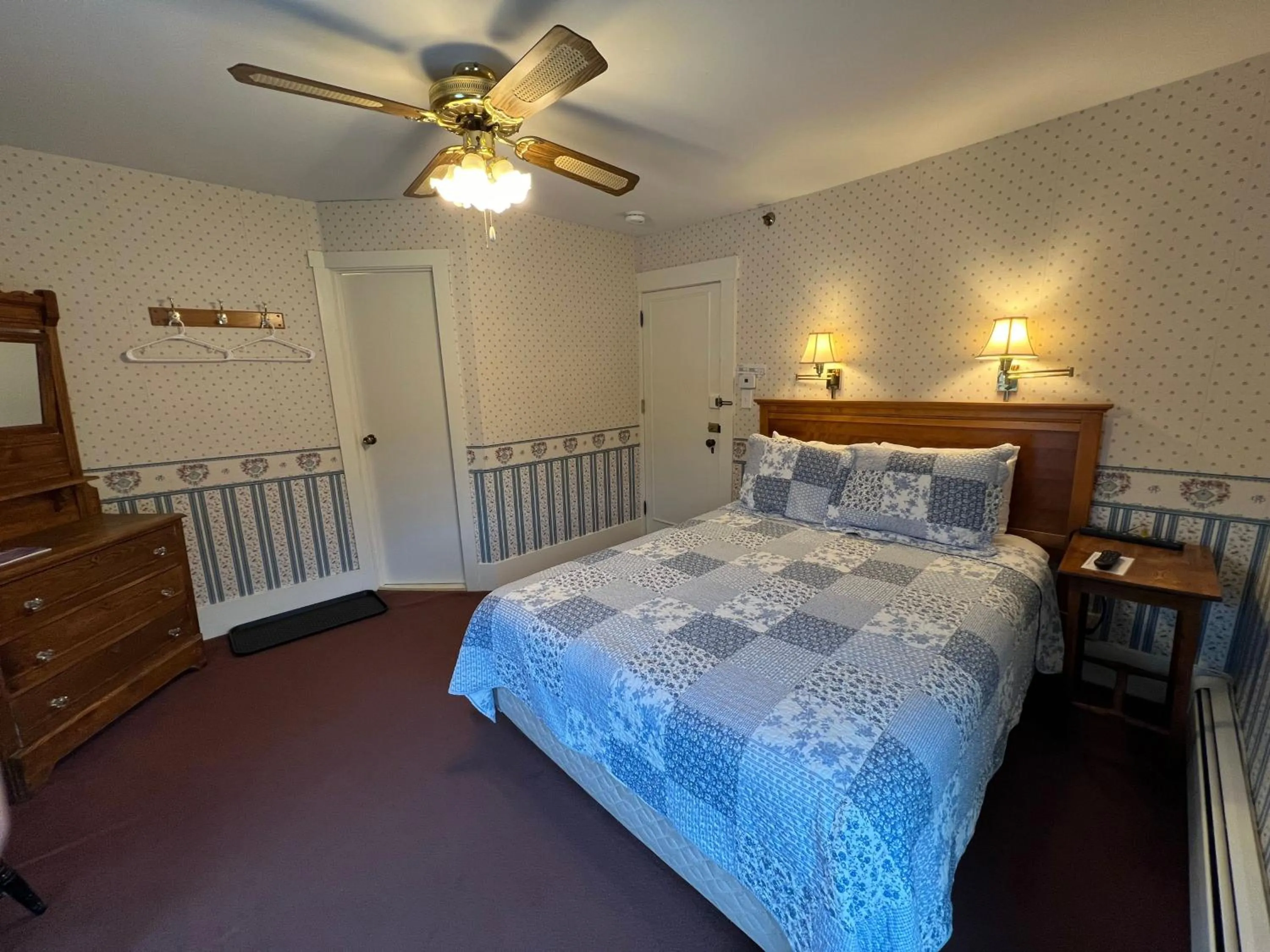 Bed in Echo Lake Inn