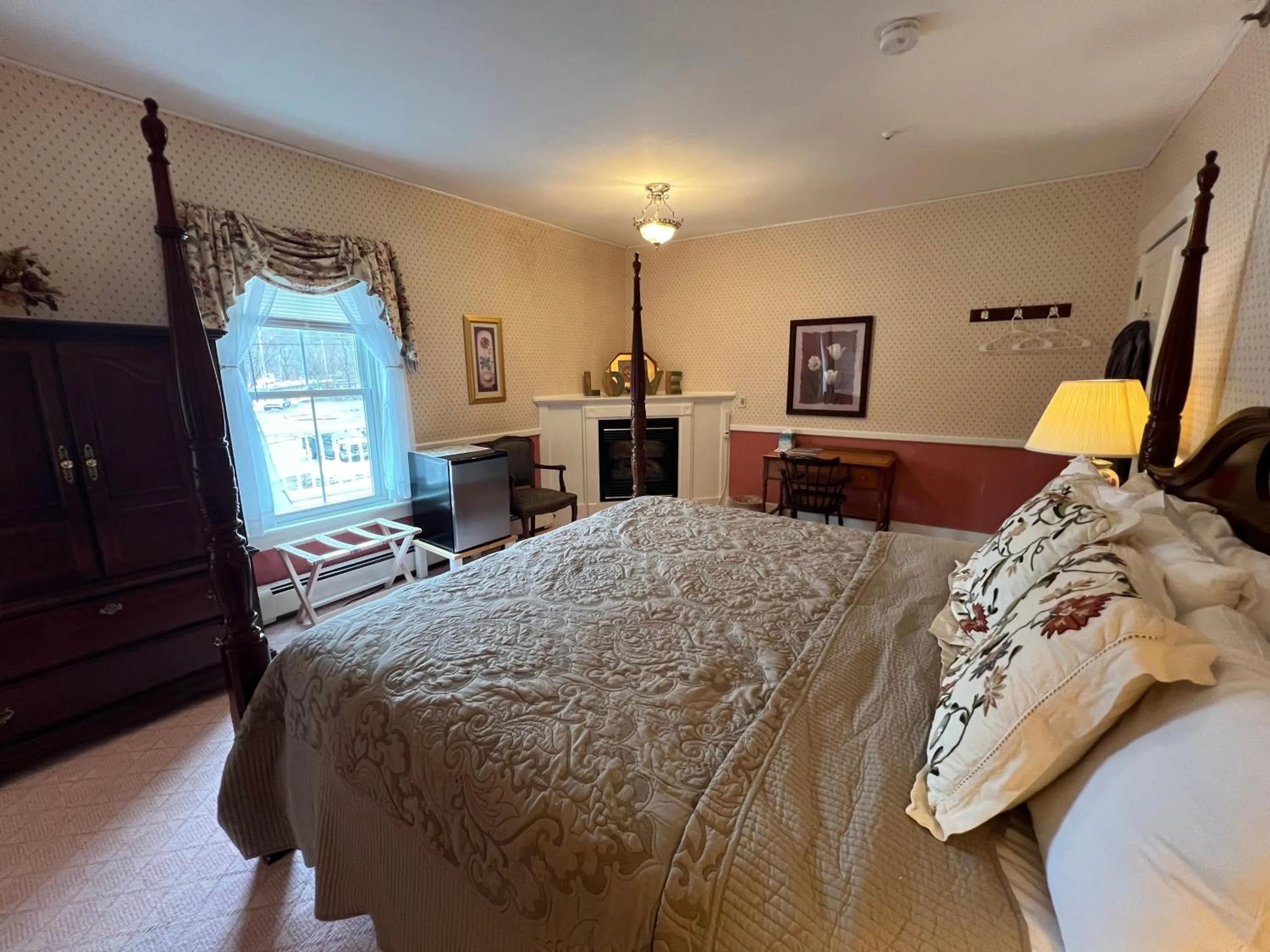 Bed in Echo Lake Inn