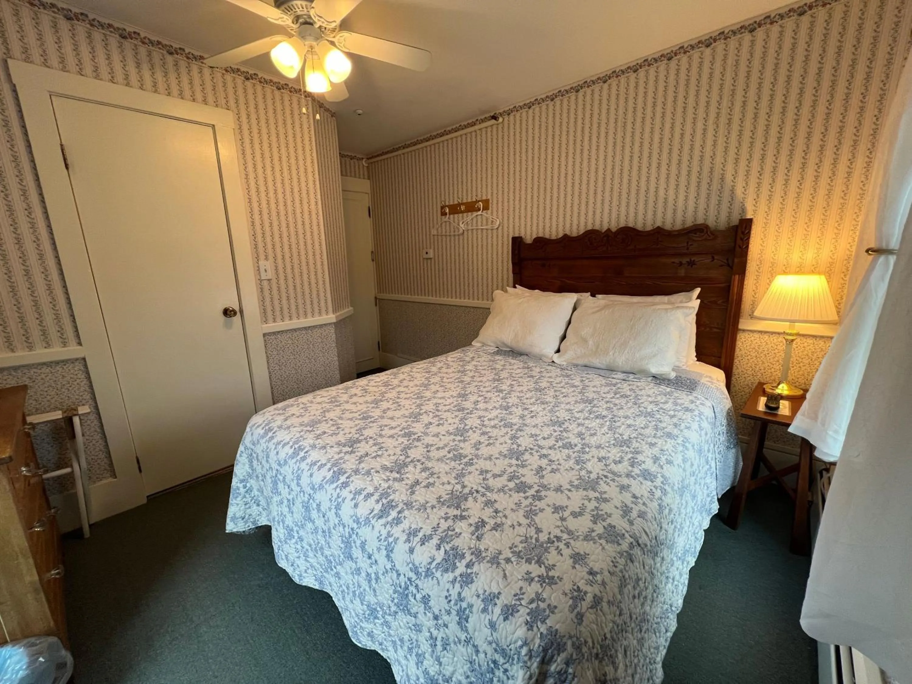 Bed in Echo Lake Inn