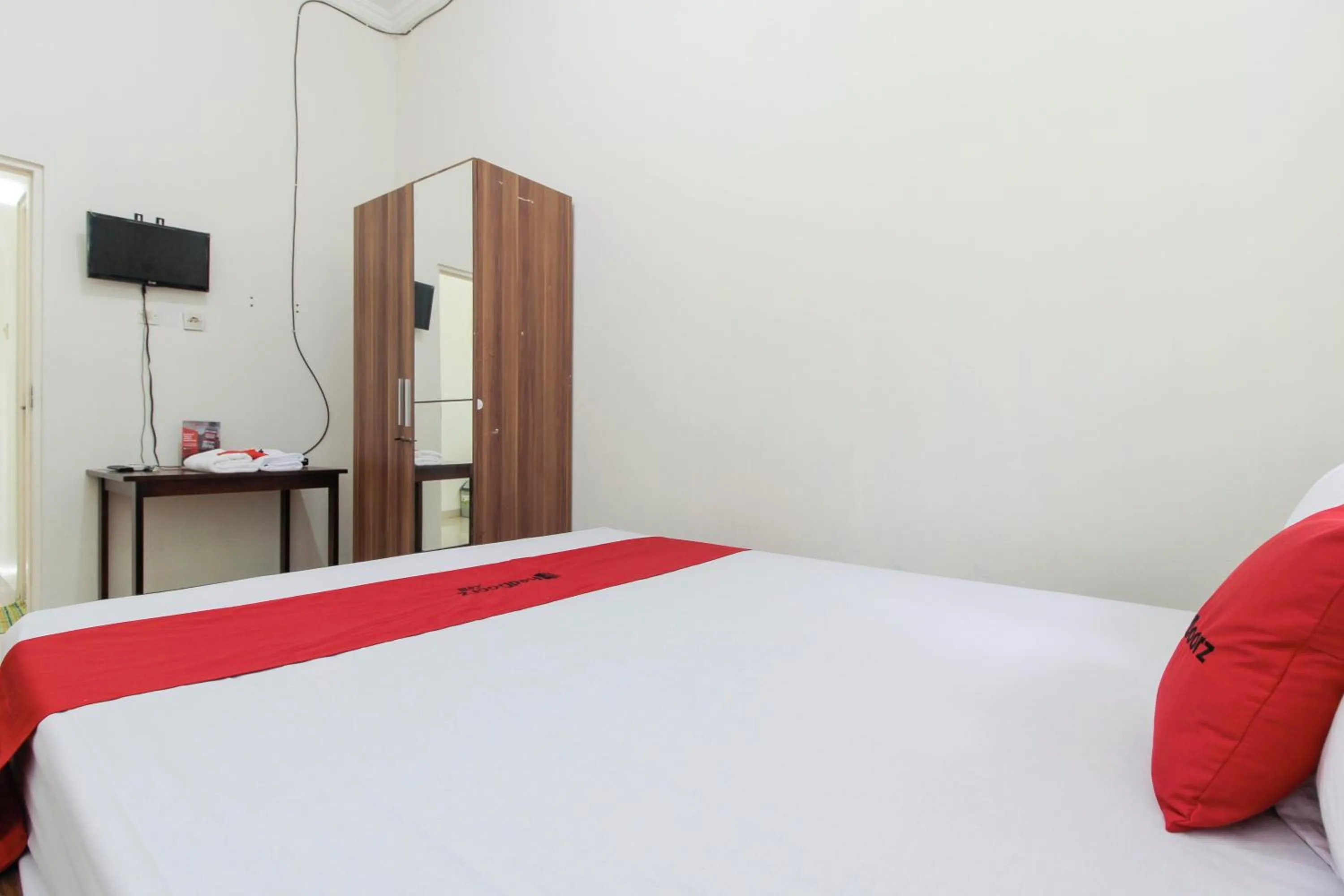 Bedroom, Bed in RedDoorz near Universitas Palangkaraya