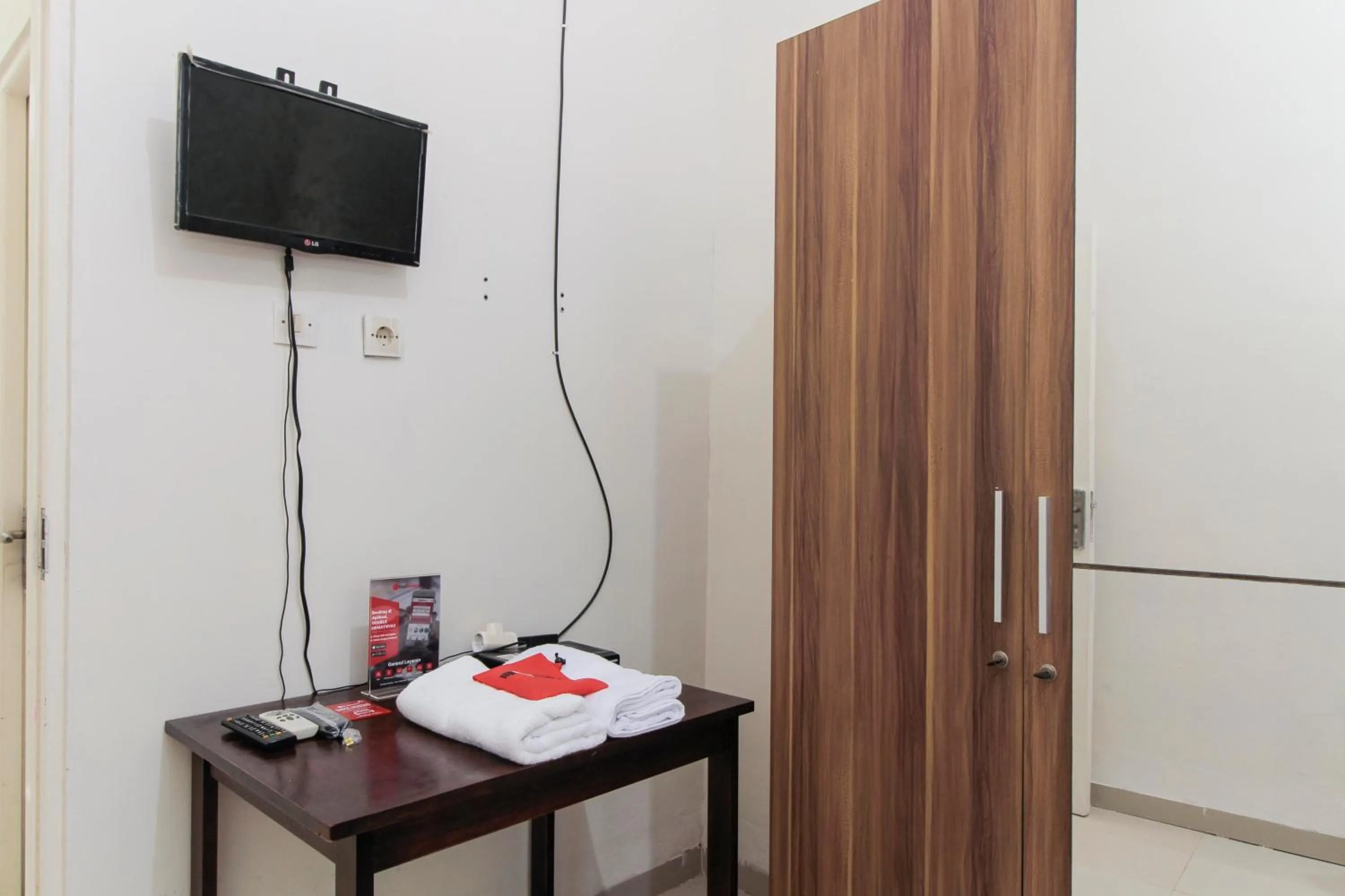 TV and multimedia, Bed in RedDoorz near Universitas Palangkaraya