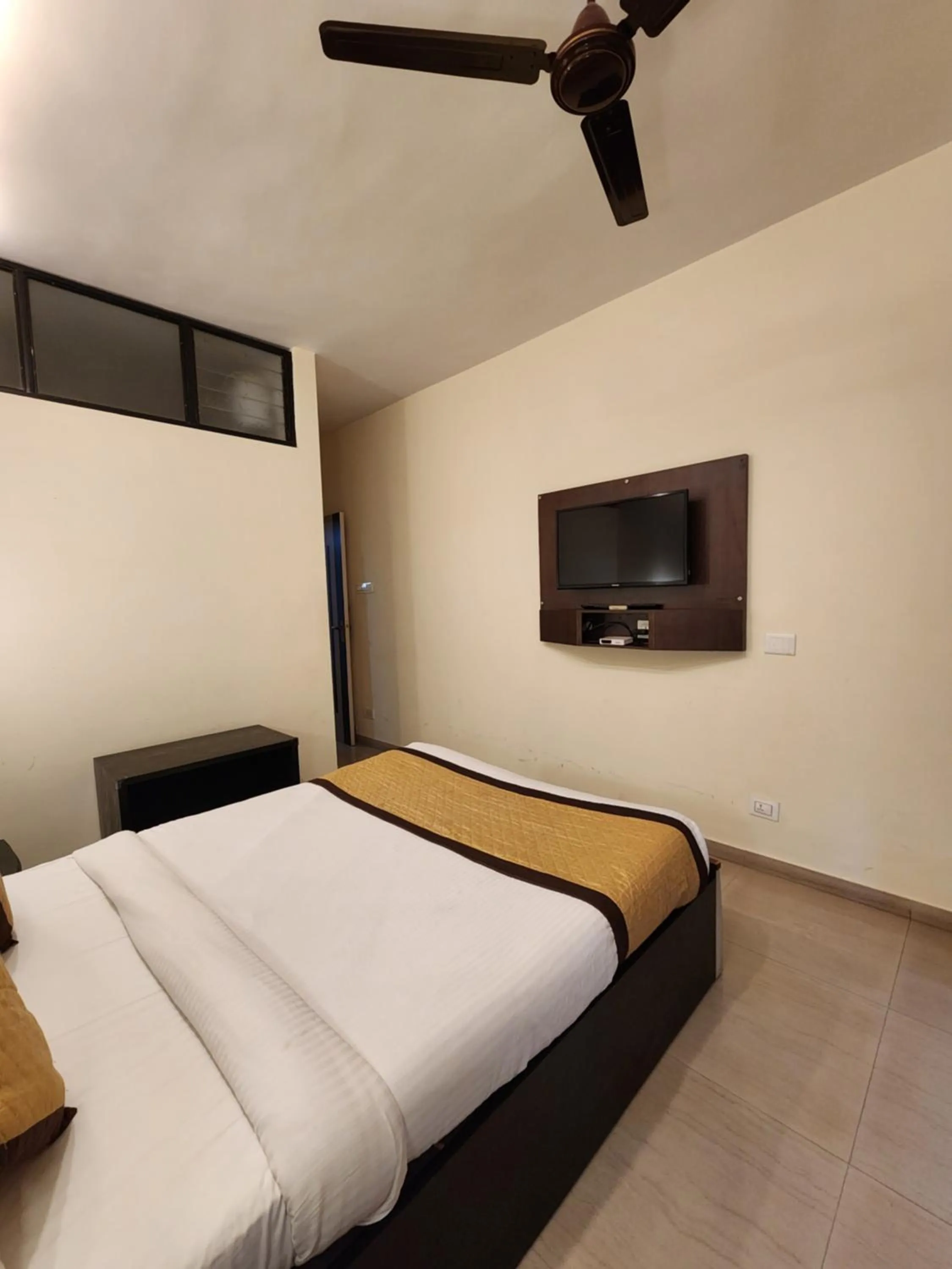 TV and multimedia, Bed in All Seasons Guest House I Rooms & Dorms