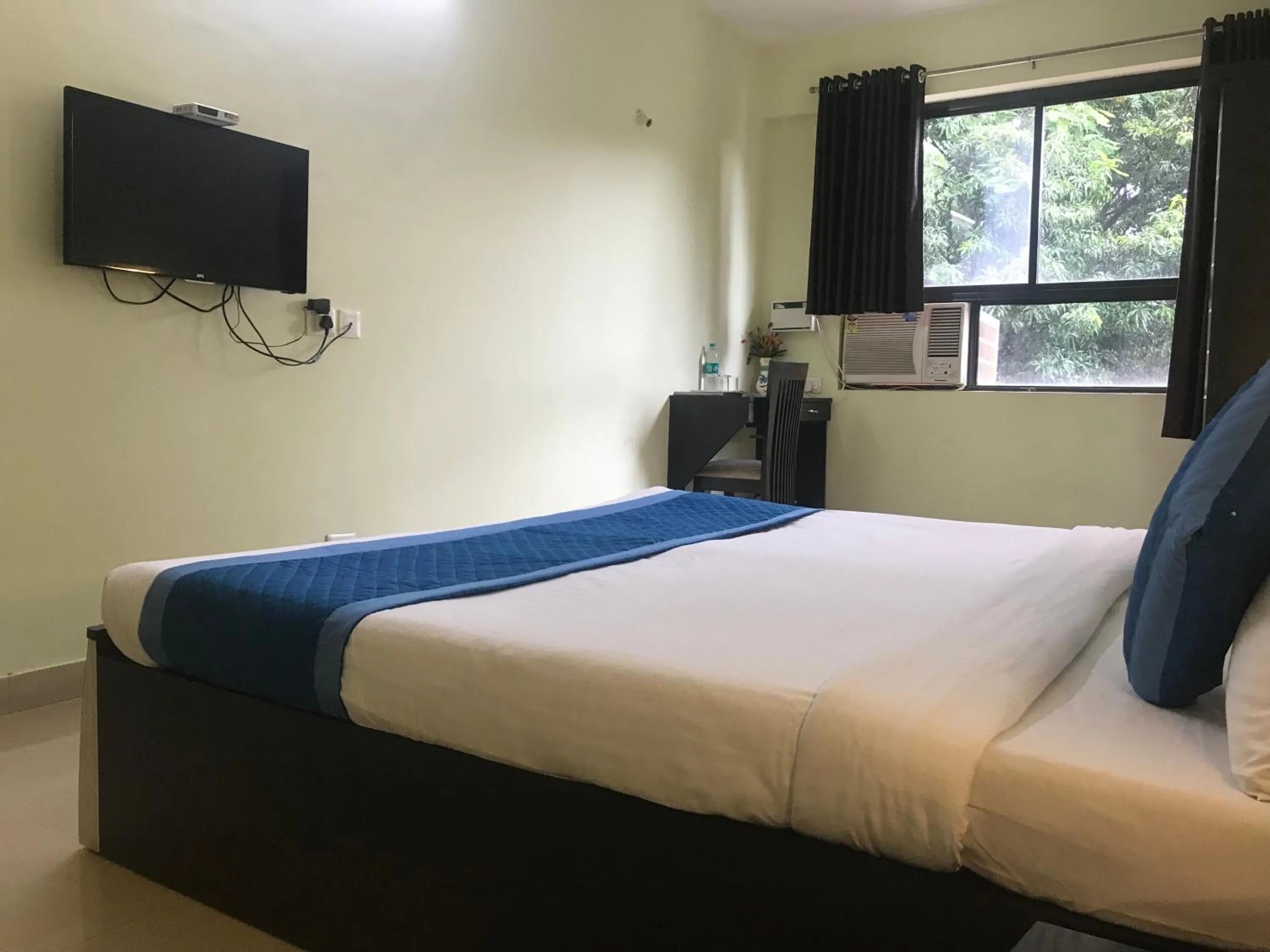 Bed in All Seasons Guest House I Rooms & Dorms