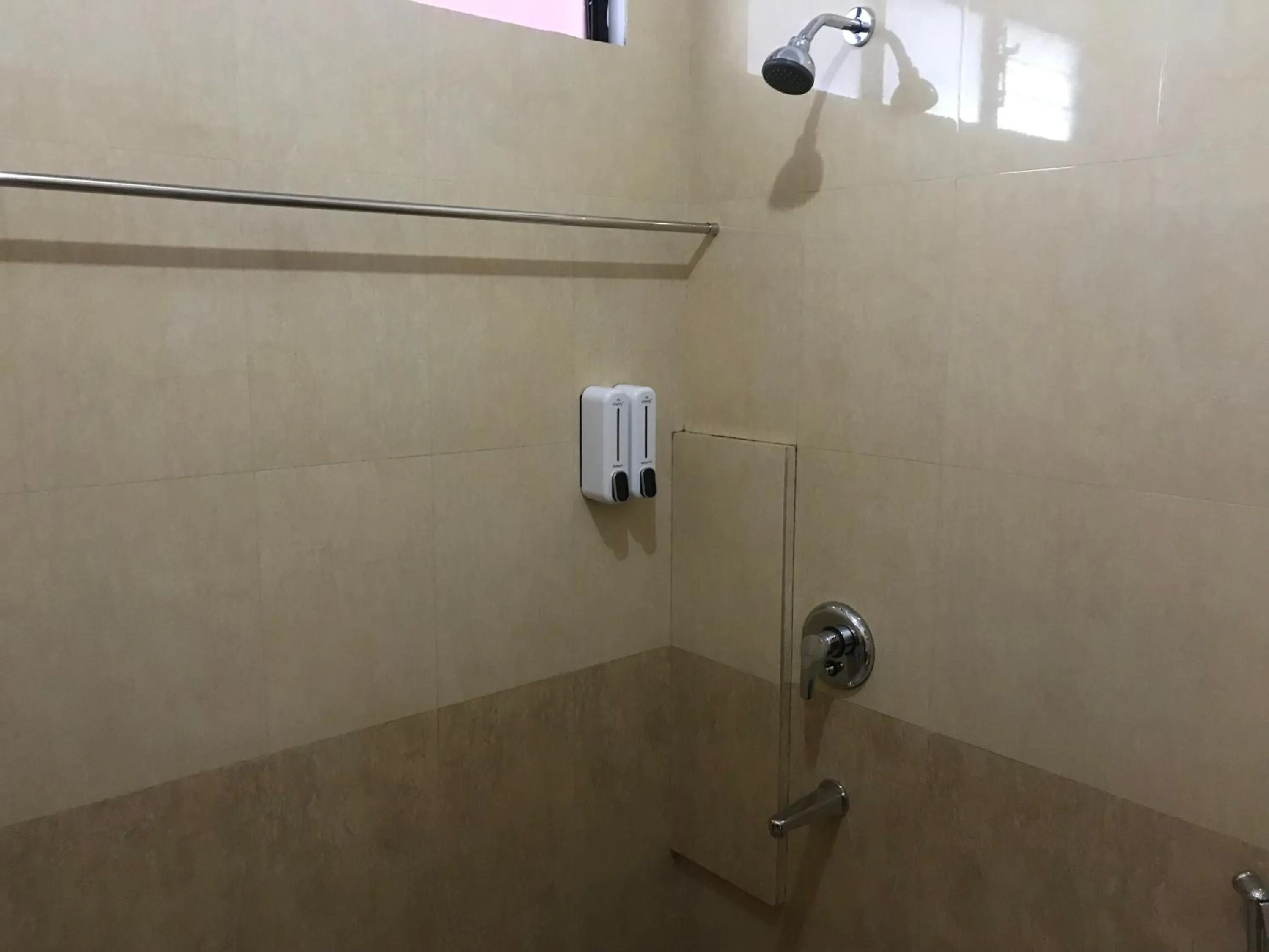 Shower in All Seasons Guest House I Rooms & Dorms