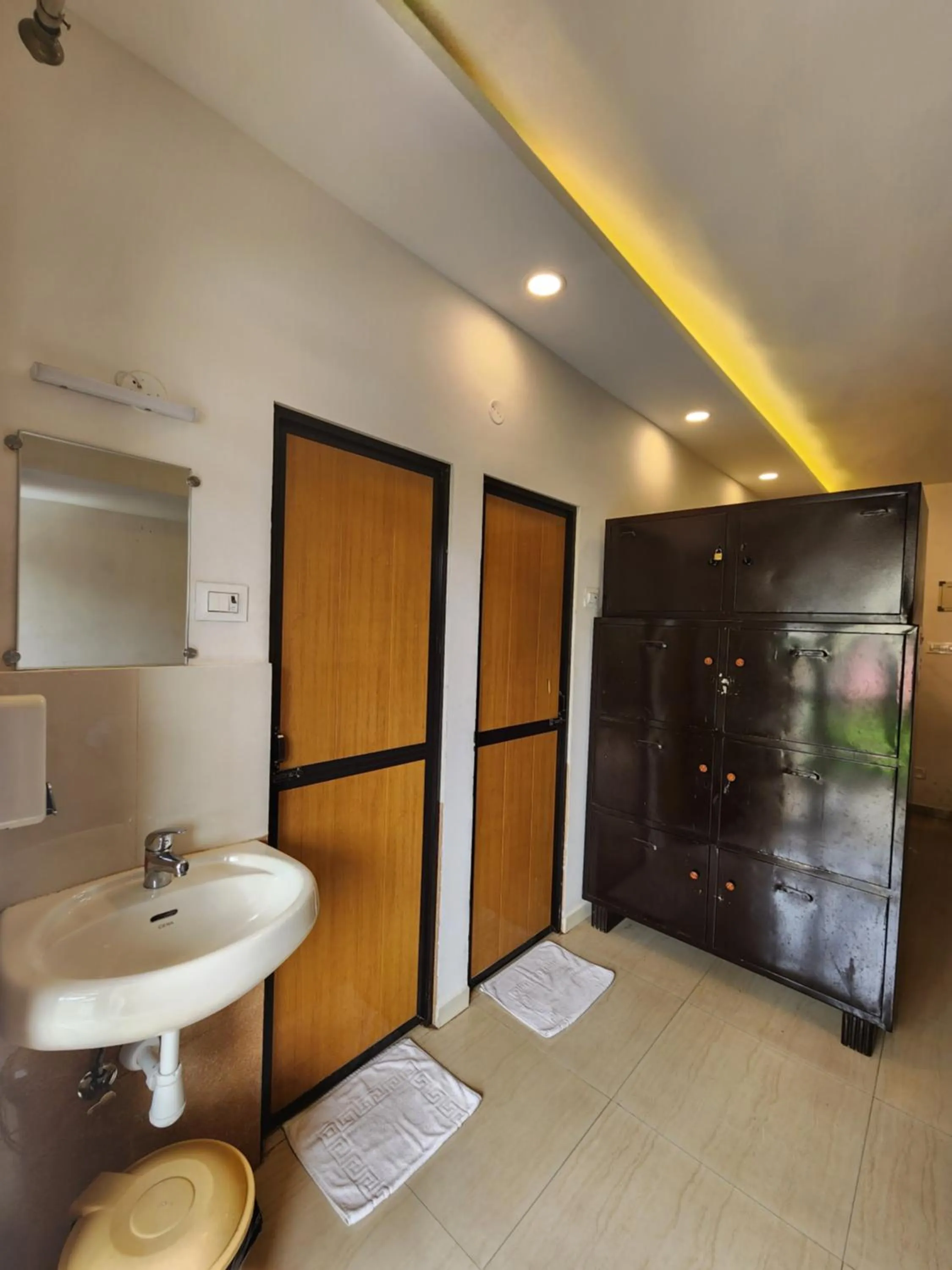 wardrobe in All Seasons Guest House I Rooms & Dorms