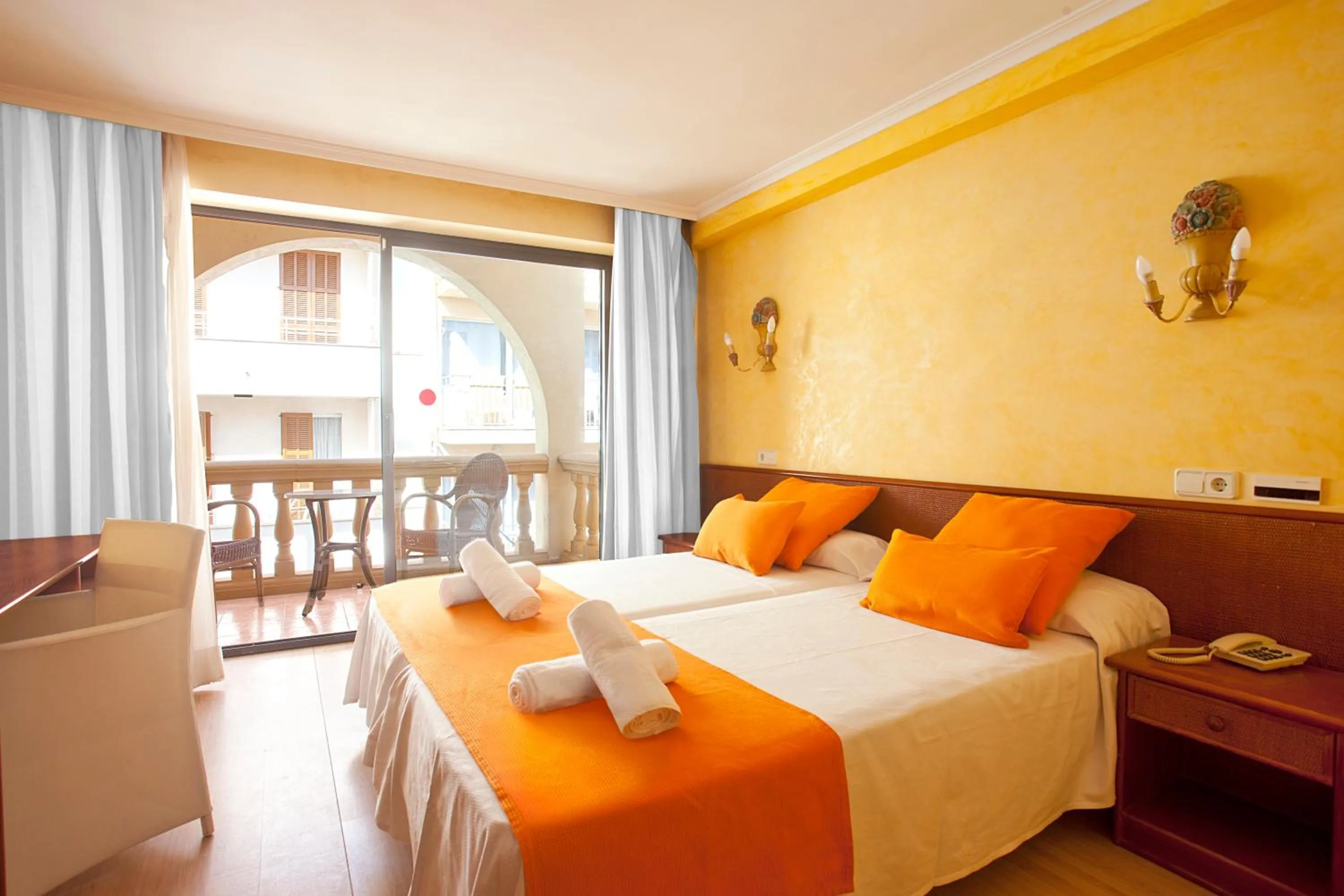 Photo of the whole room, Bed in Mix Peymar