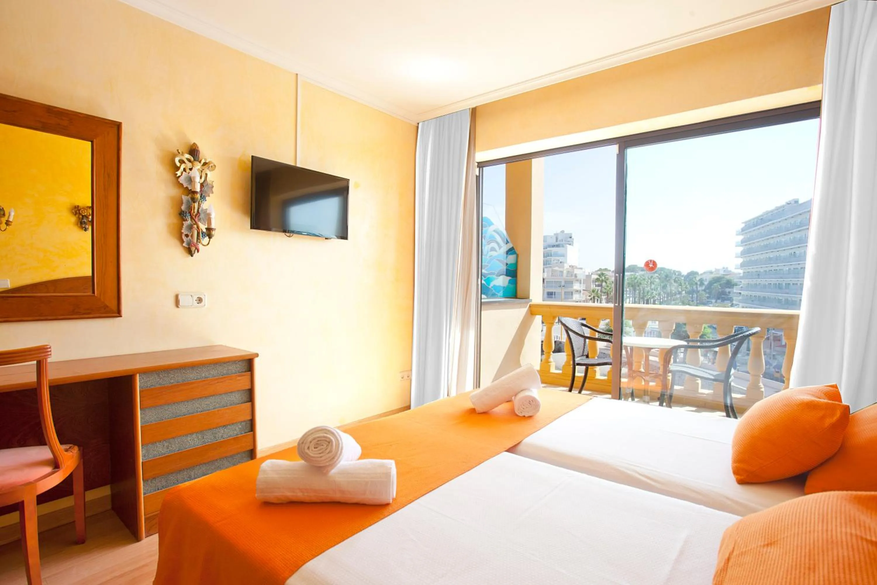 Photo of the whole room, Bed in Mix Peymar