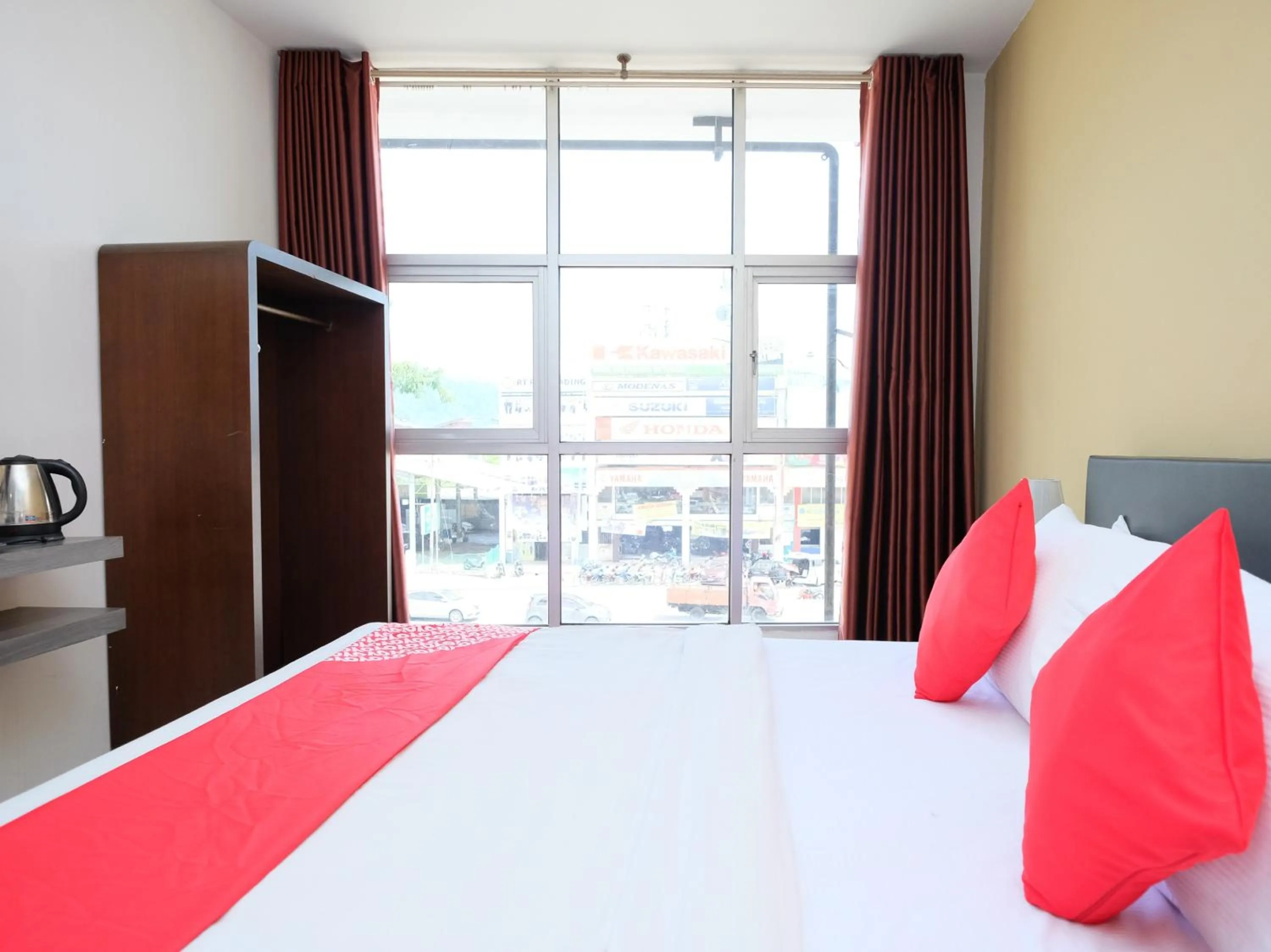 Bedroom, View in OYO 619 Grand City Hotel 2