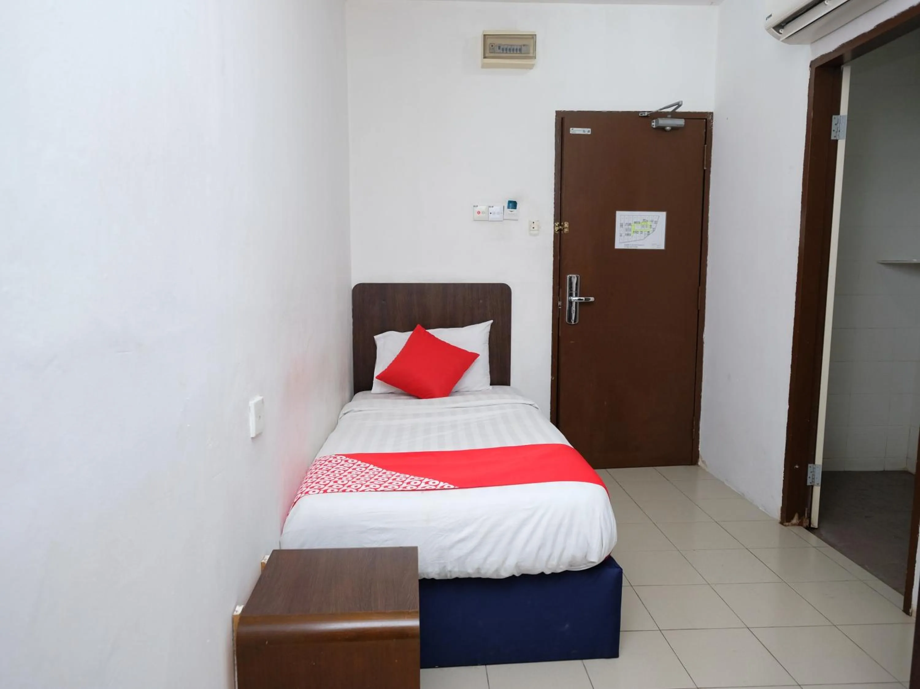 Bedroom in OYO 619 Grand City Hotel 2