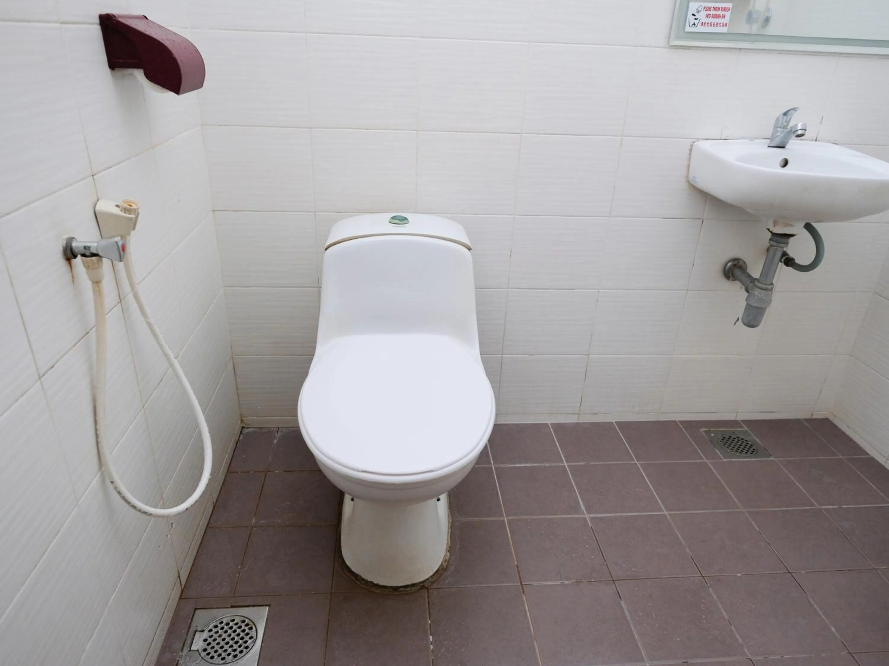 Bathroom in OYO 619 Grand City Hotel 2