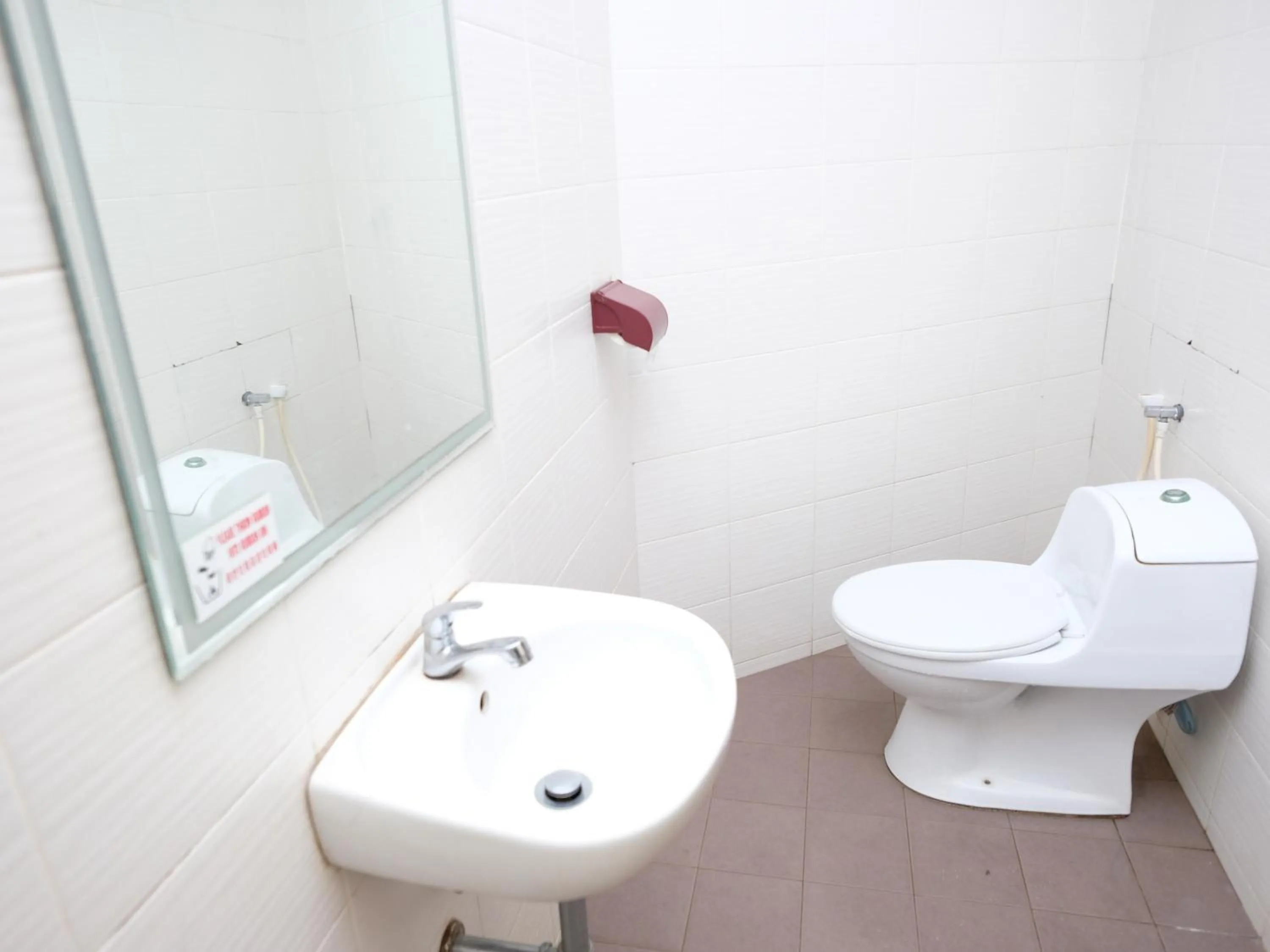 Bathroom in OYO 619 Grand City Hotel 2