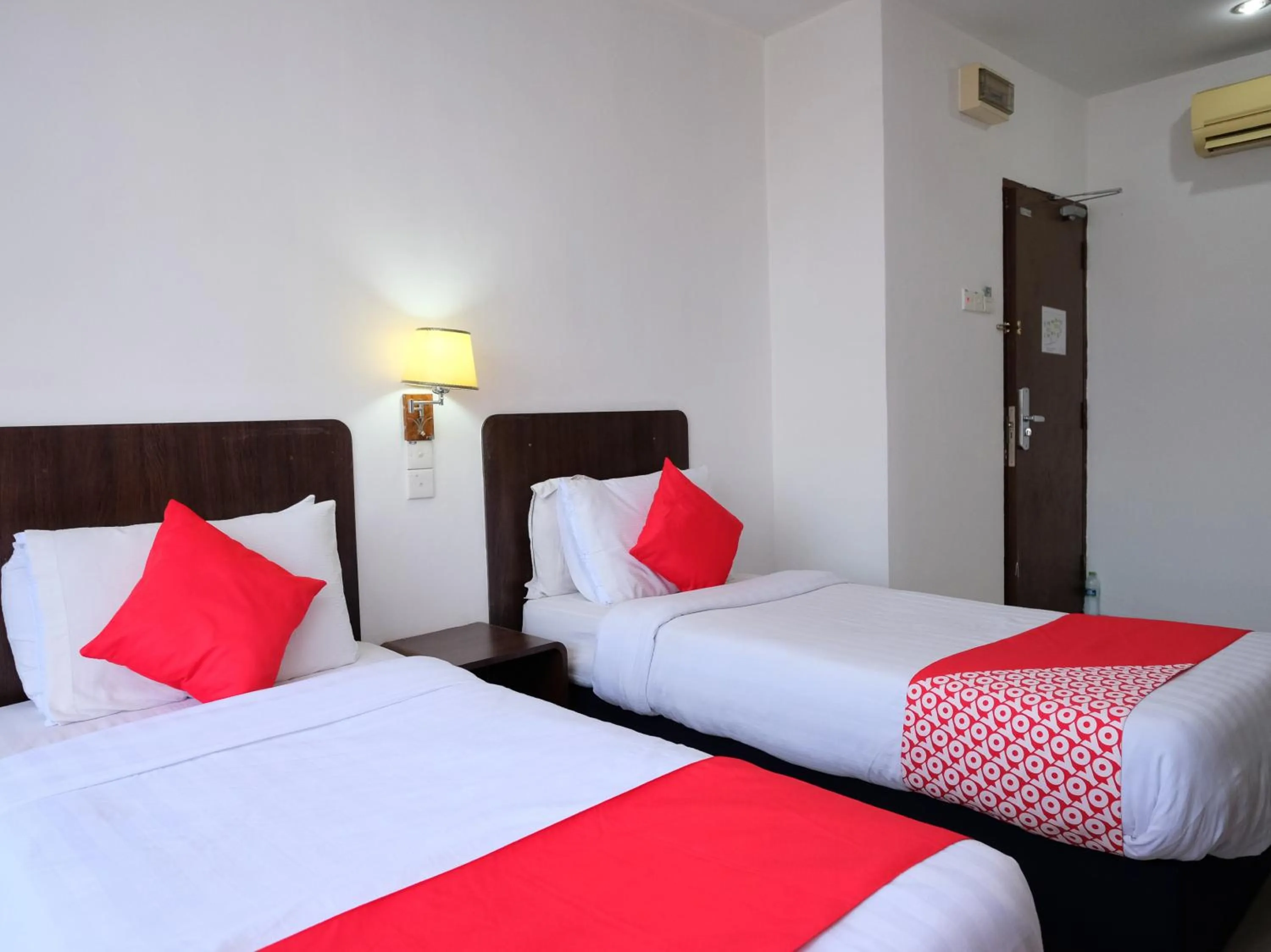 Bedroom in OYO 619 Grand City Hotel 2