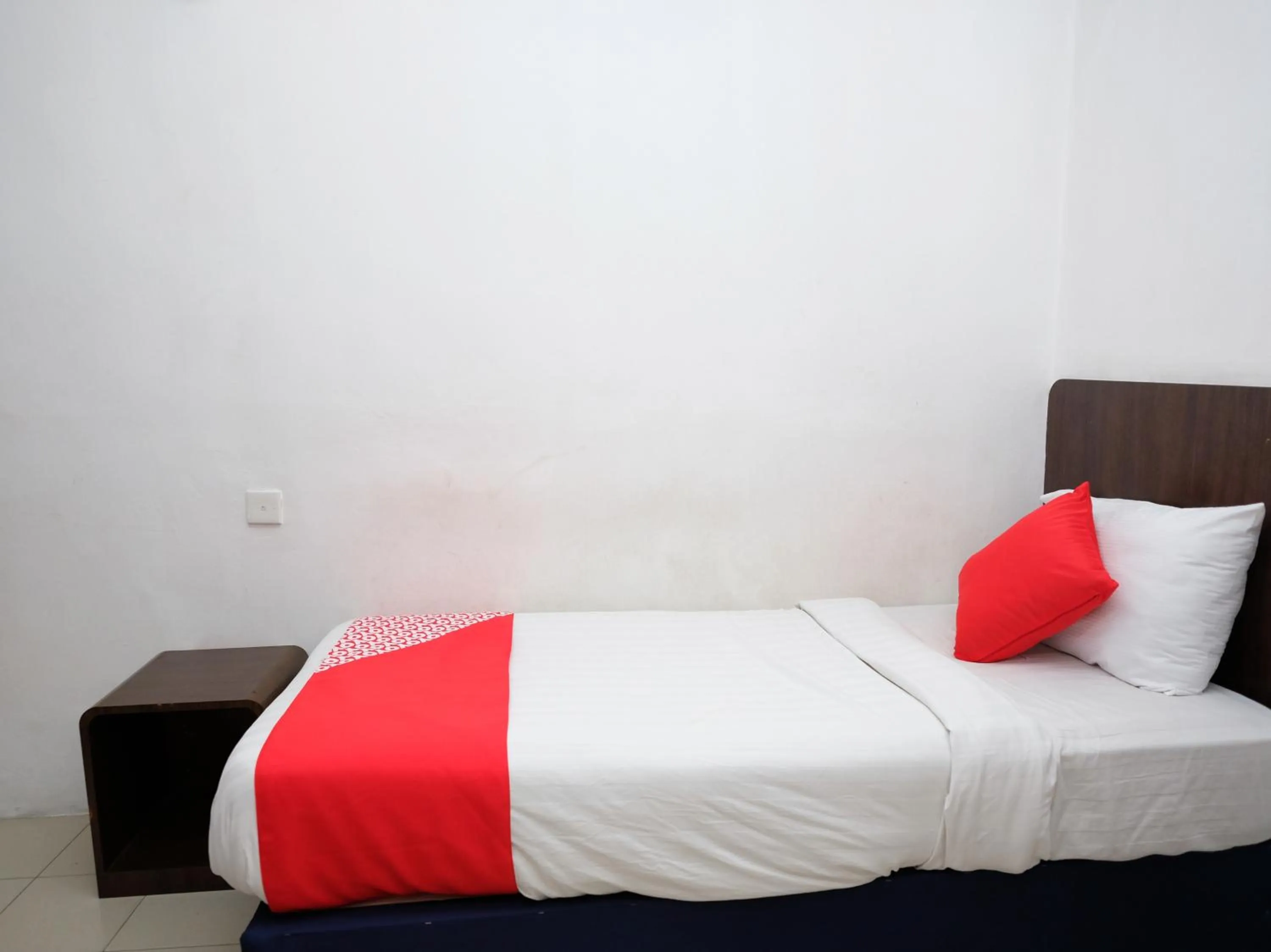 Bedroom in OYO 619 Grand City Hotel 2