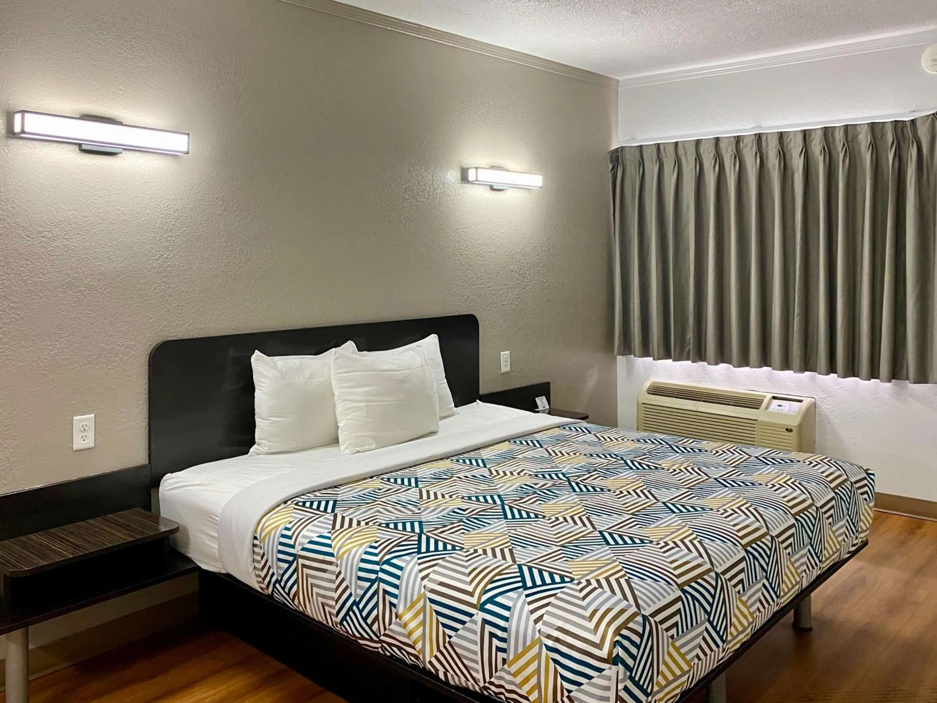 Bedroom in Motel 6-Huntington, WV