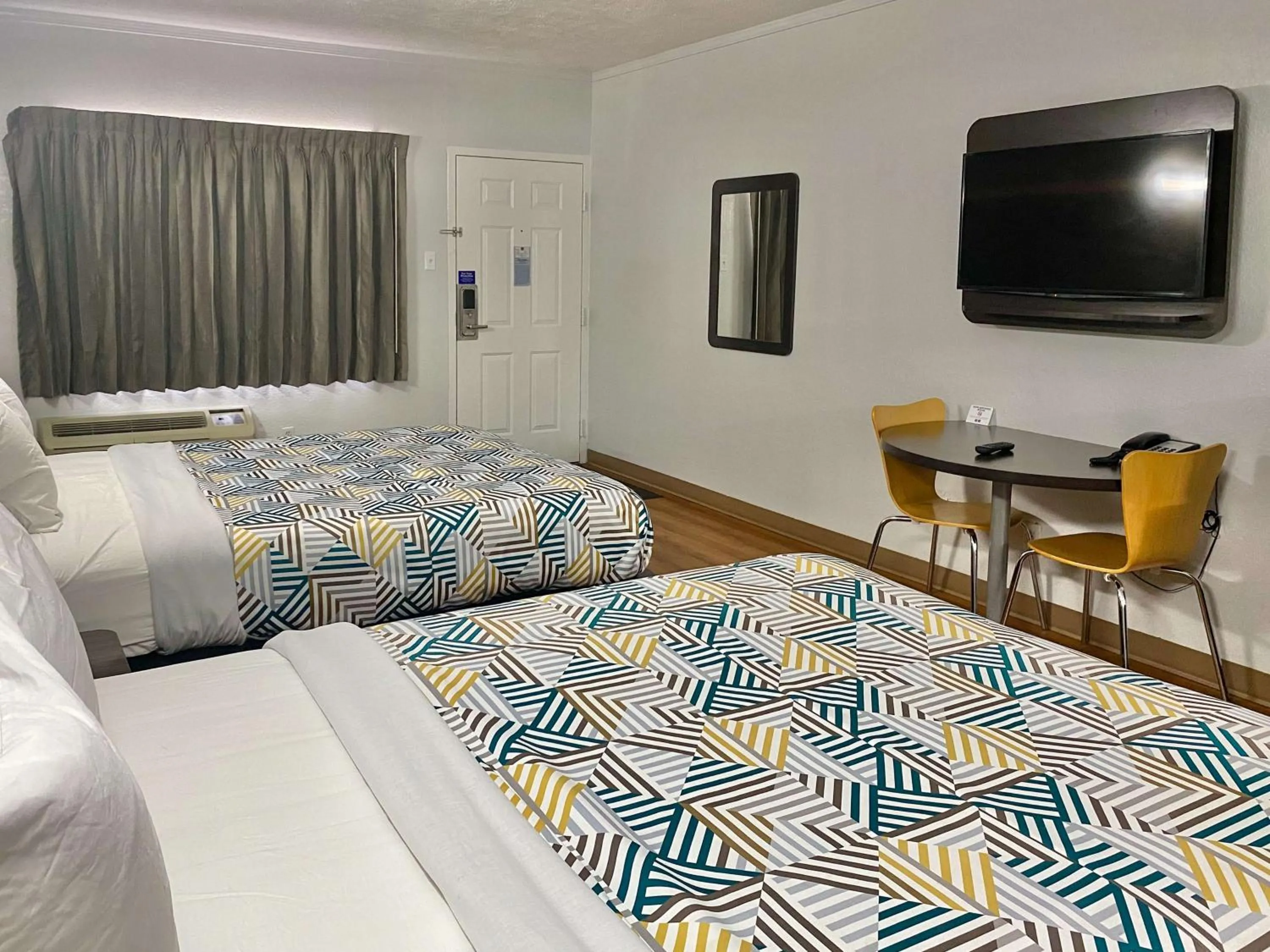 Bedroom in Motel 6-Huntington, WV