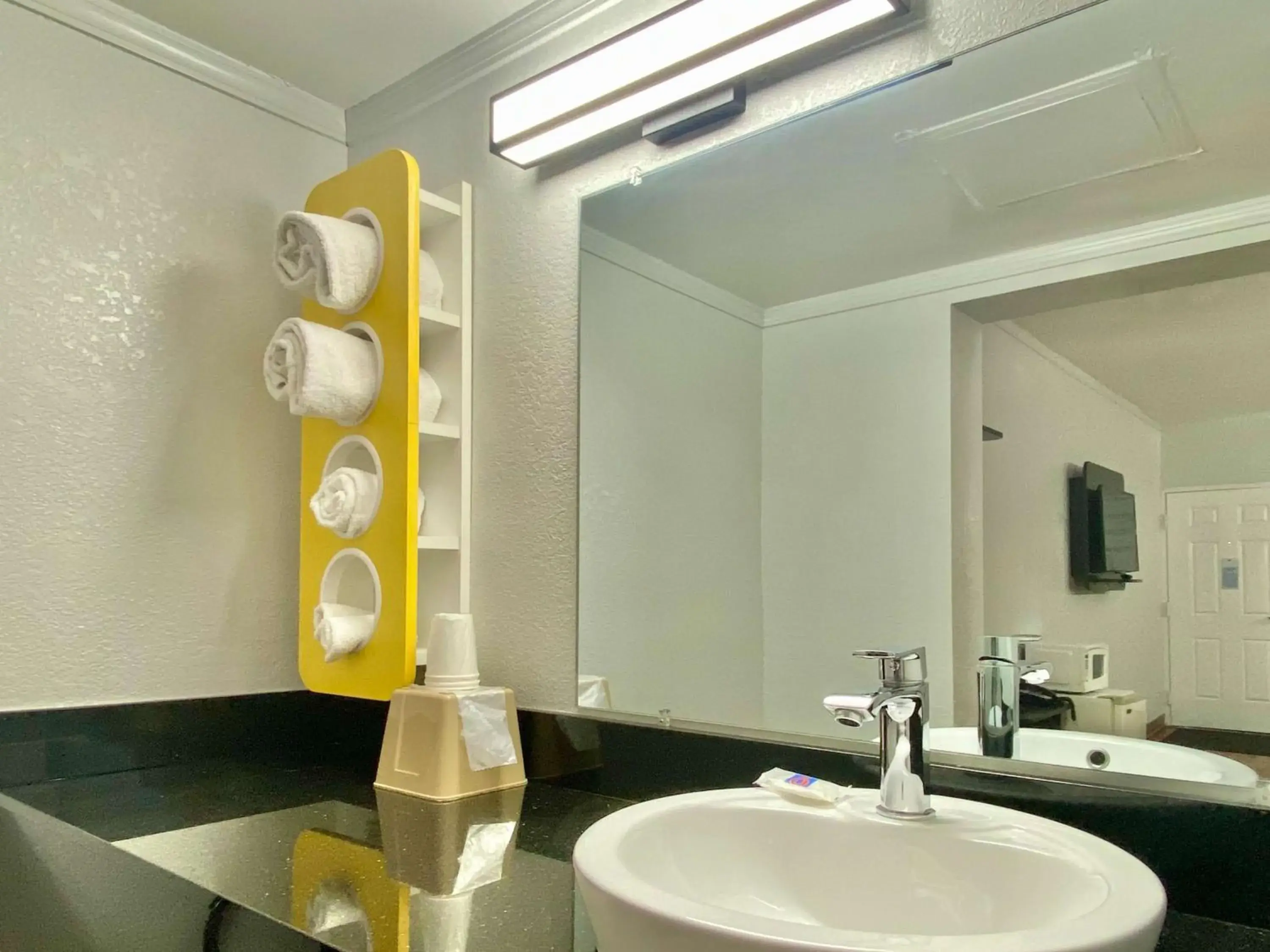 King Room - Non-Smoking in Motel 6-Huntington, WV King Room - Non-Smoking in Motel 6-Huntington, WV