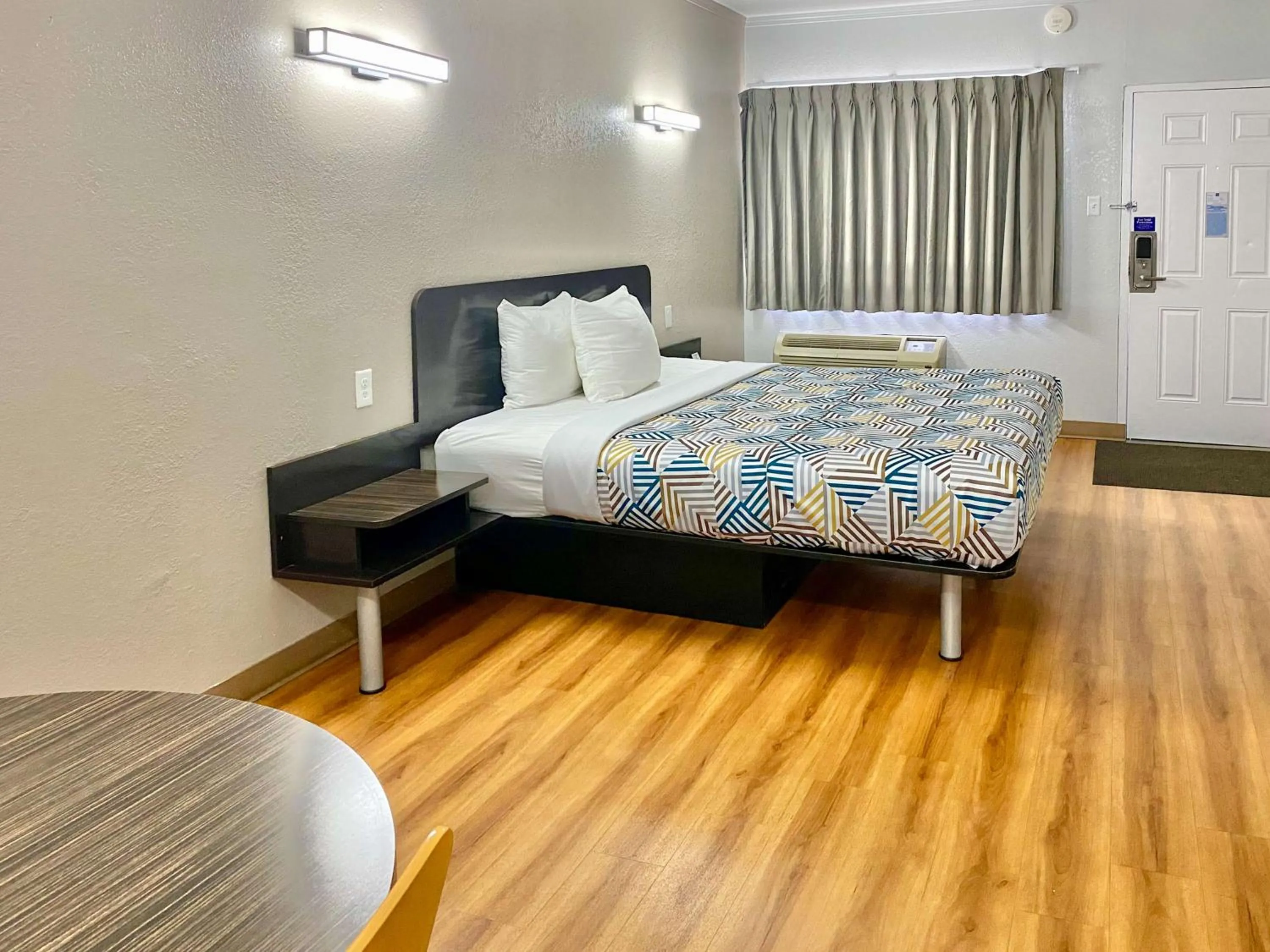 Bedroom in Motel 6-Huntington, WV