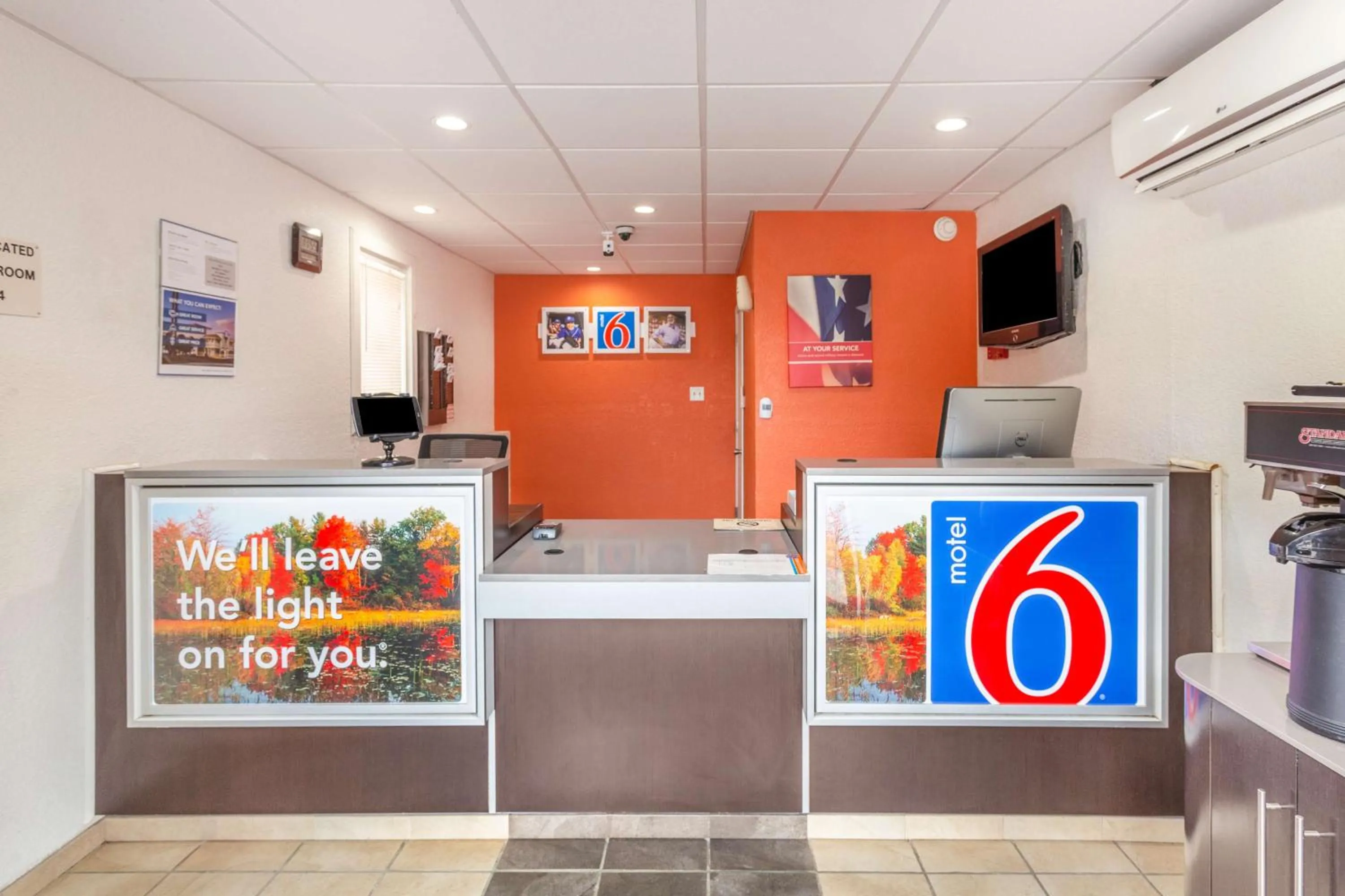 Lobby or reception in Motel 6-Huntington, WV