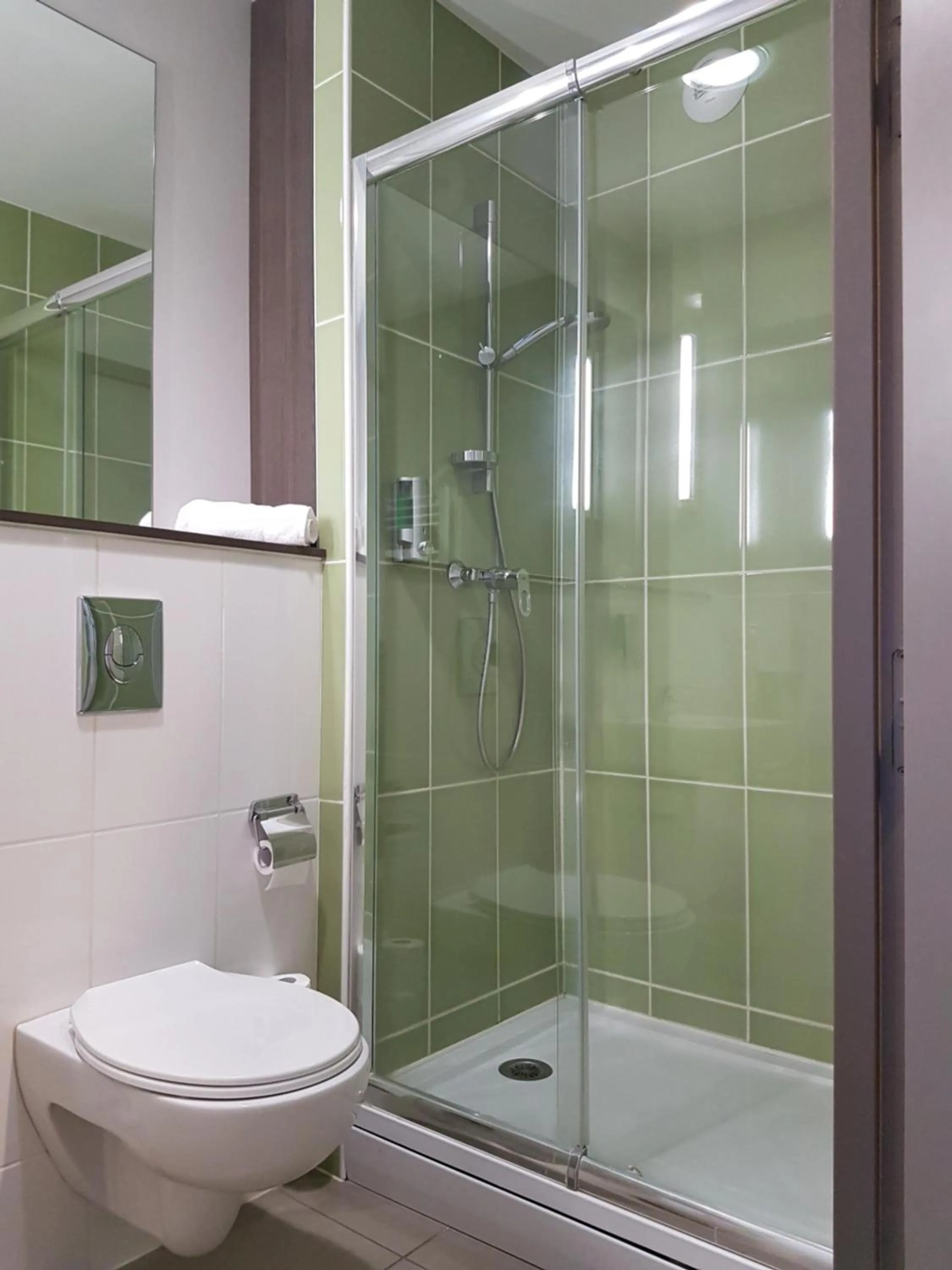 Shower in The Originals City, L'Haut' Aile, Coquelles-Calais Tunnel s/Manche L'HAUTAILE