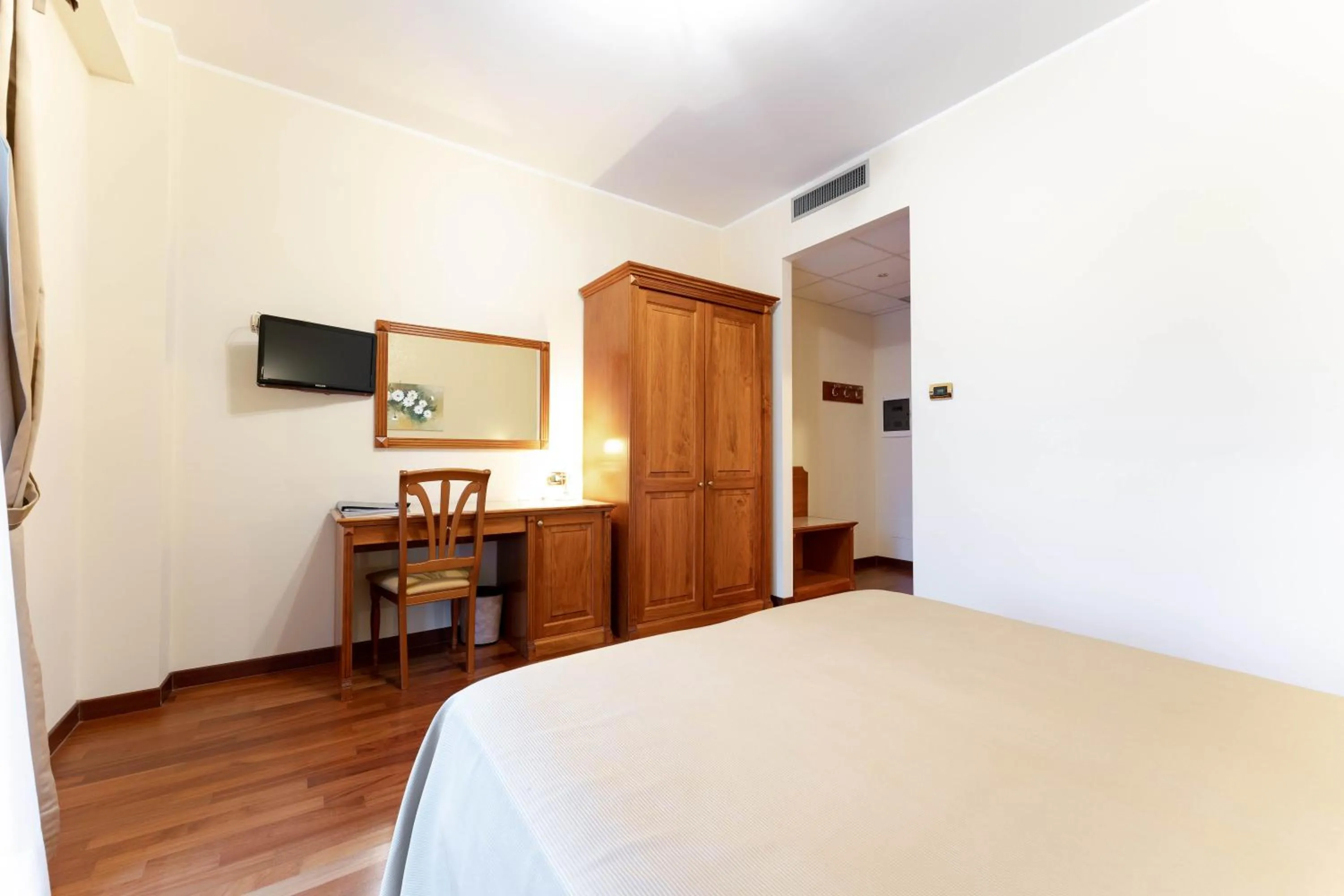 Photo of the whole room, Bed in Domus Hotel