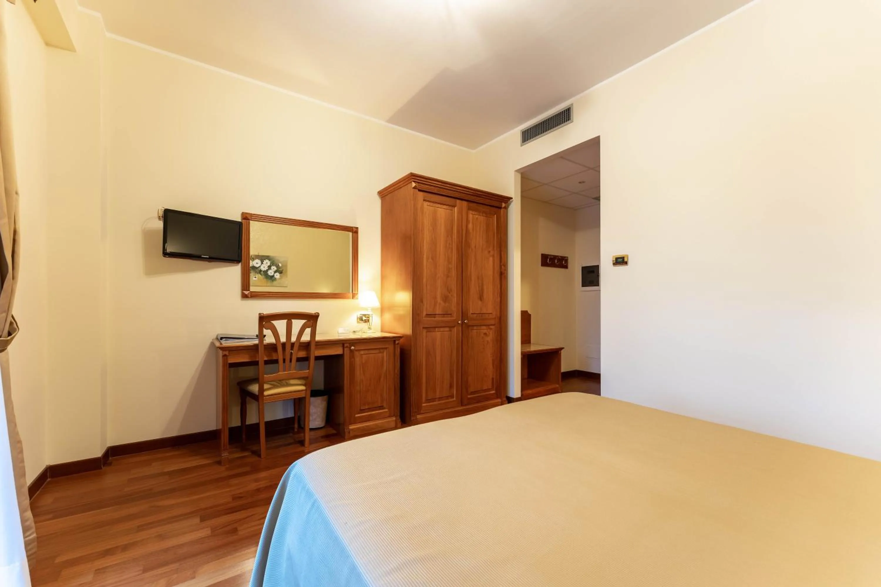 Photo of the whole room, Bed in Domus Hotel