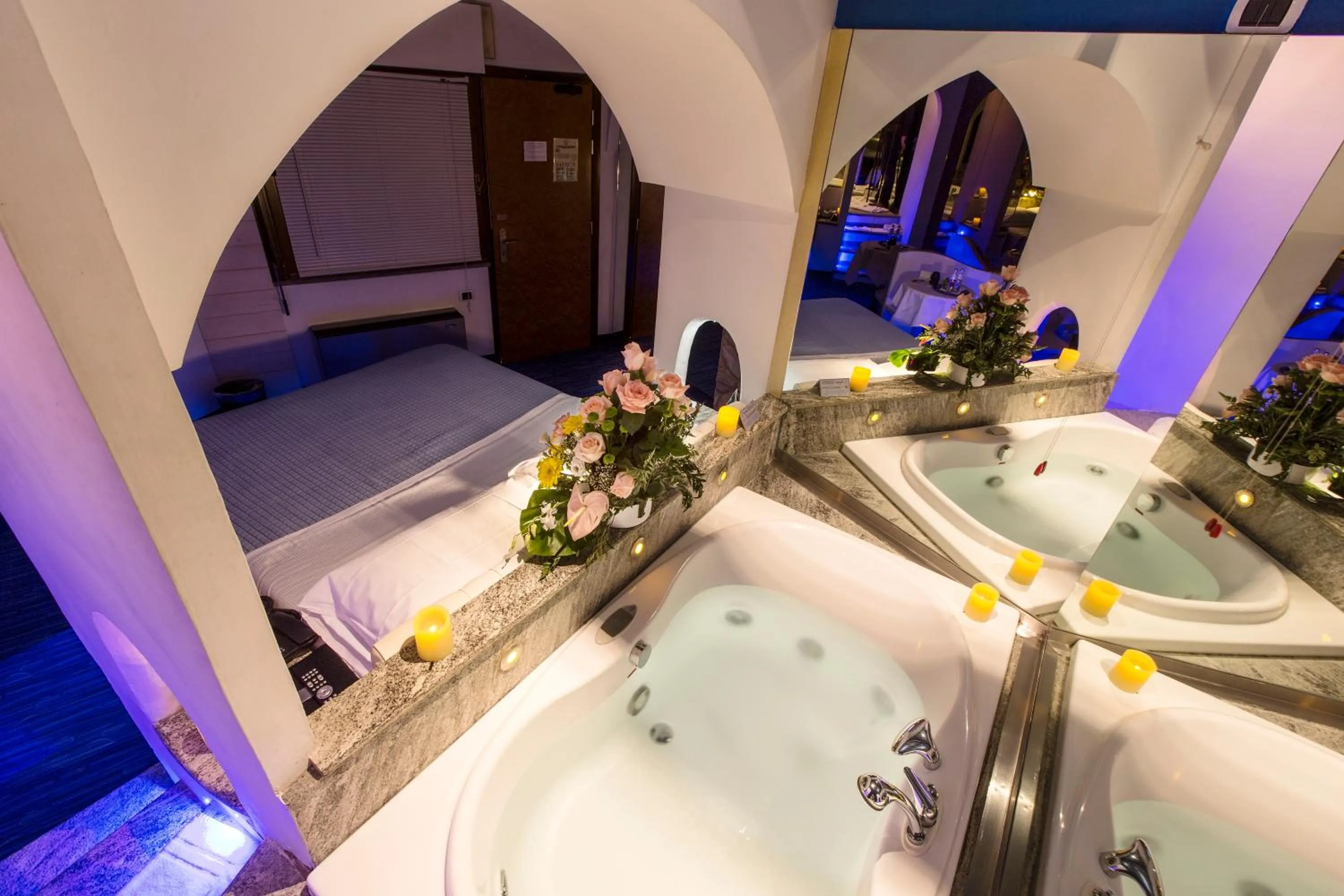 Hot Tub in Hotel Motel K