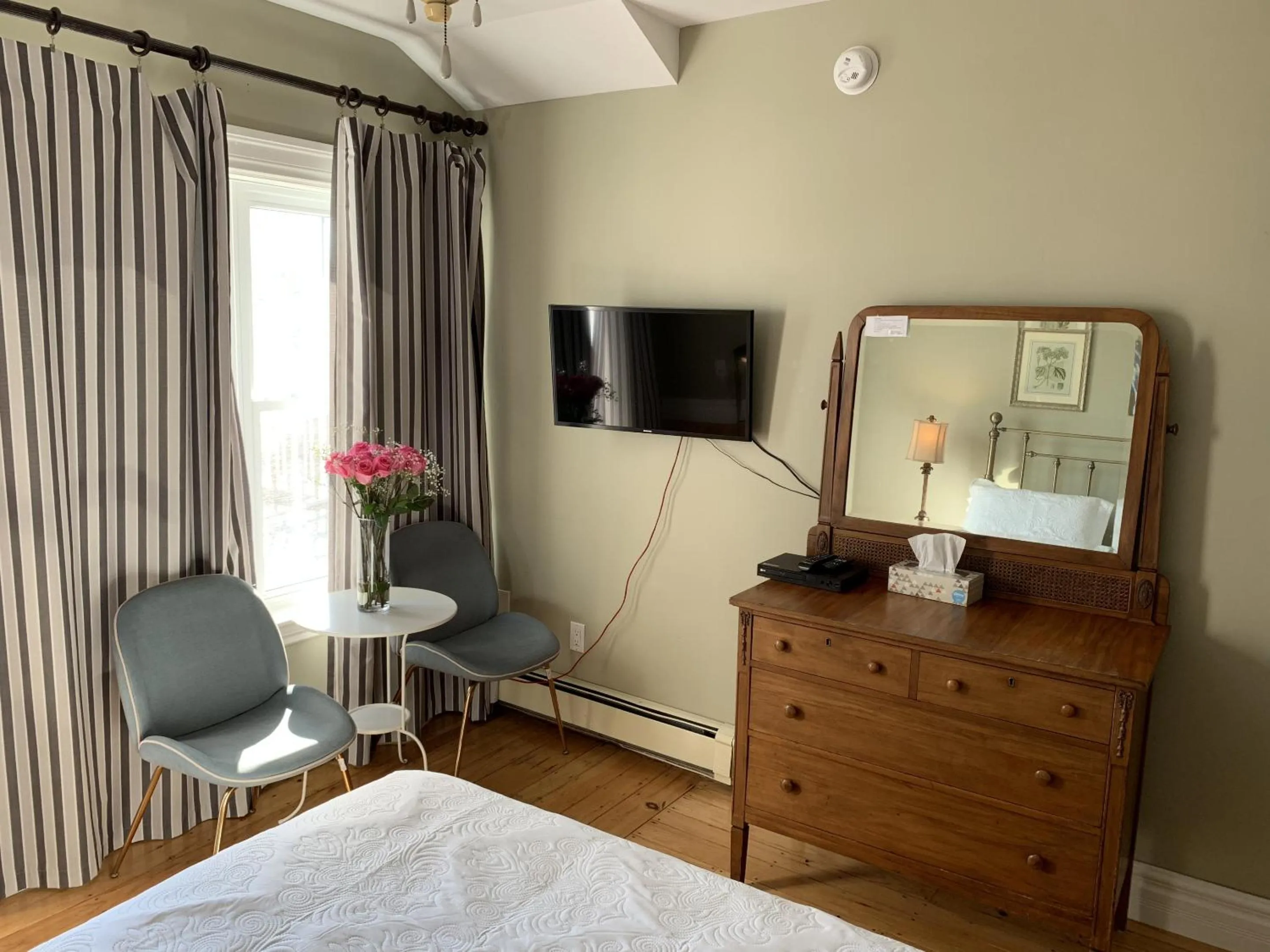 Bedroom, Bed in Surfside Inn