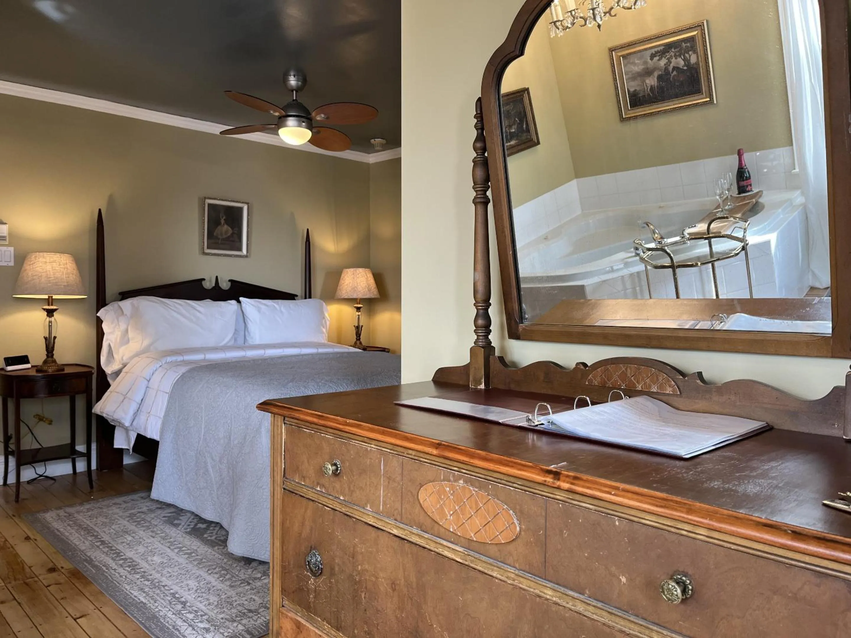 Bedroom, Bed in Surfside Inn